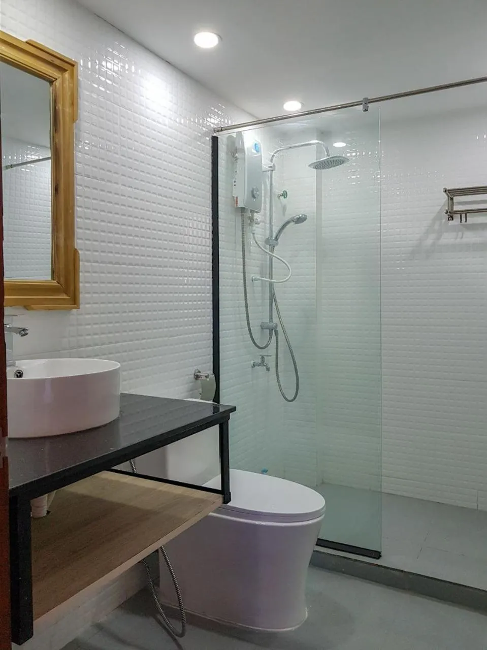 Shower in Montagne Regency