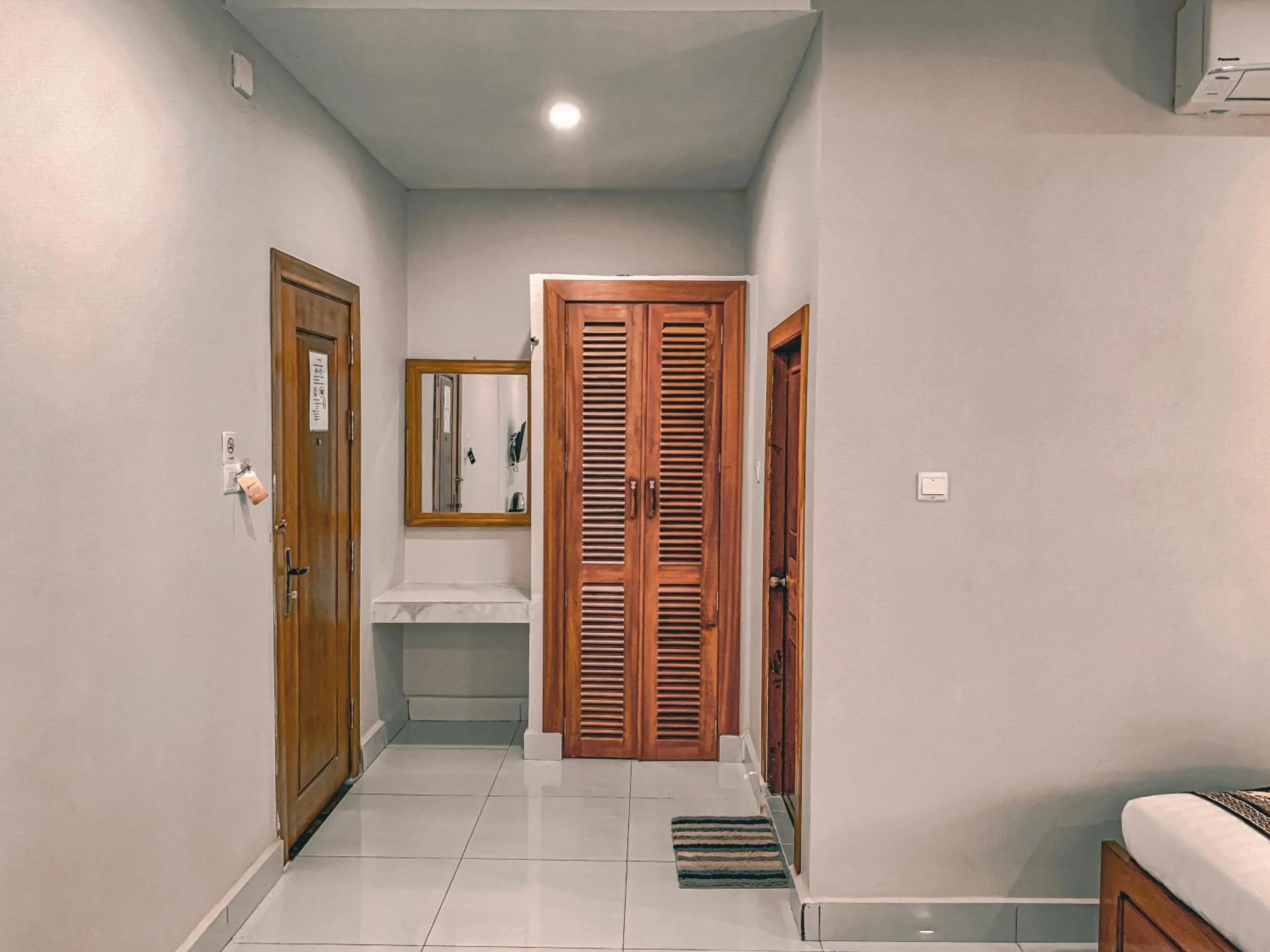 Shower in Montagne Regency