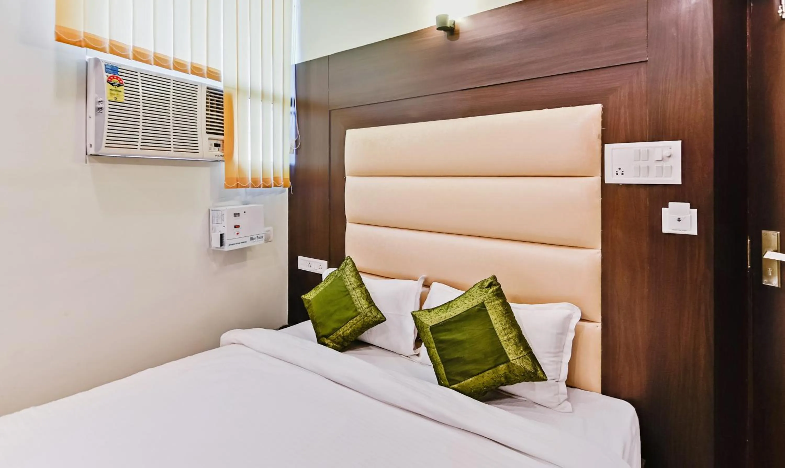 Bedroom, Bed in Treebo Resto- Near Lucknow Railway Station