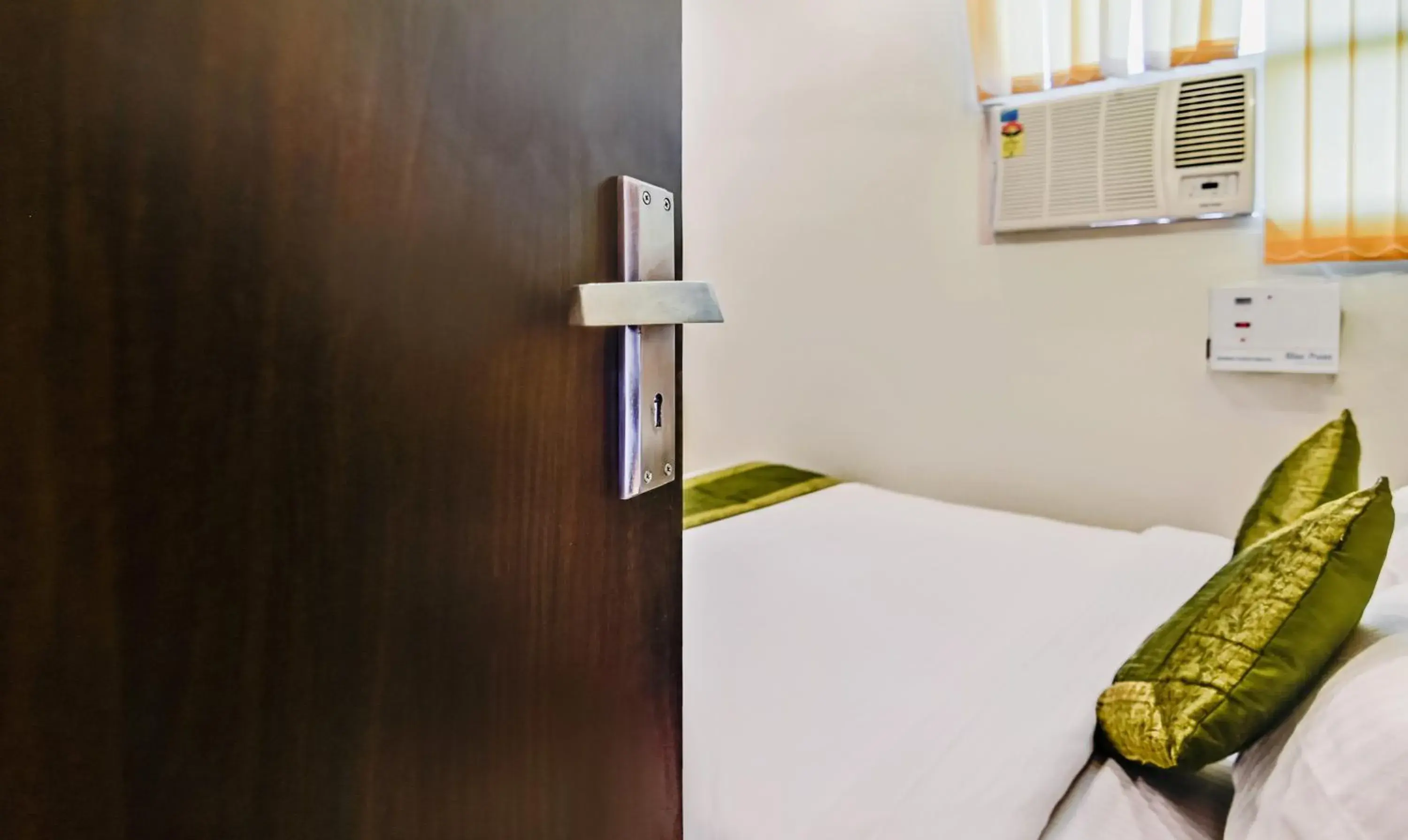 Economy Double Room - single occupancy in Treebo Resto- Near Lucknow Railway Station Economy Double Room - single occupancy in Treebo Resto- Near Lucknow Railway Station