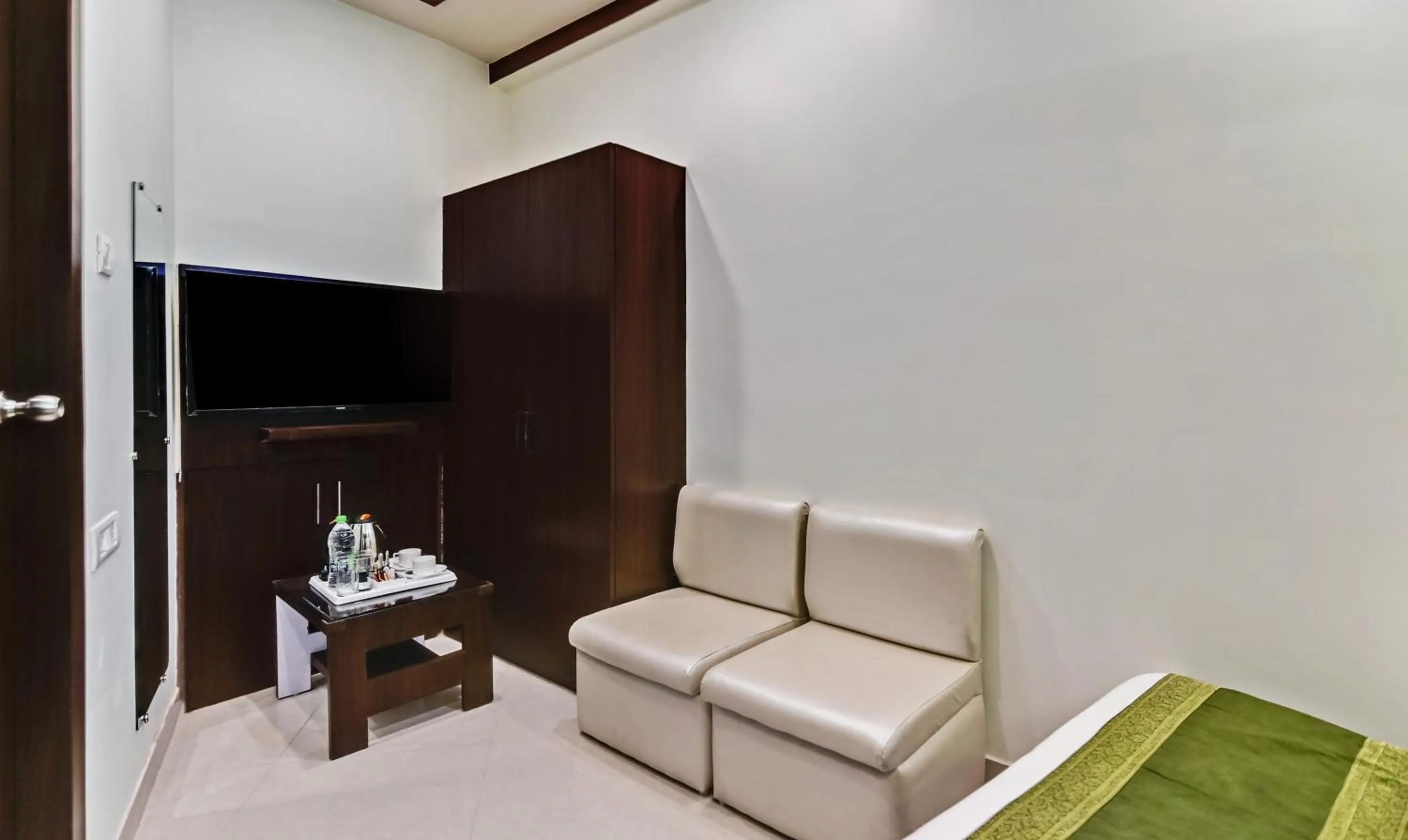 Bedroom in Treebo Resto- Near Lucknow Railway Station