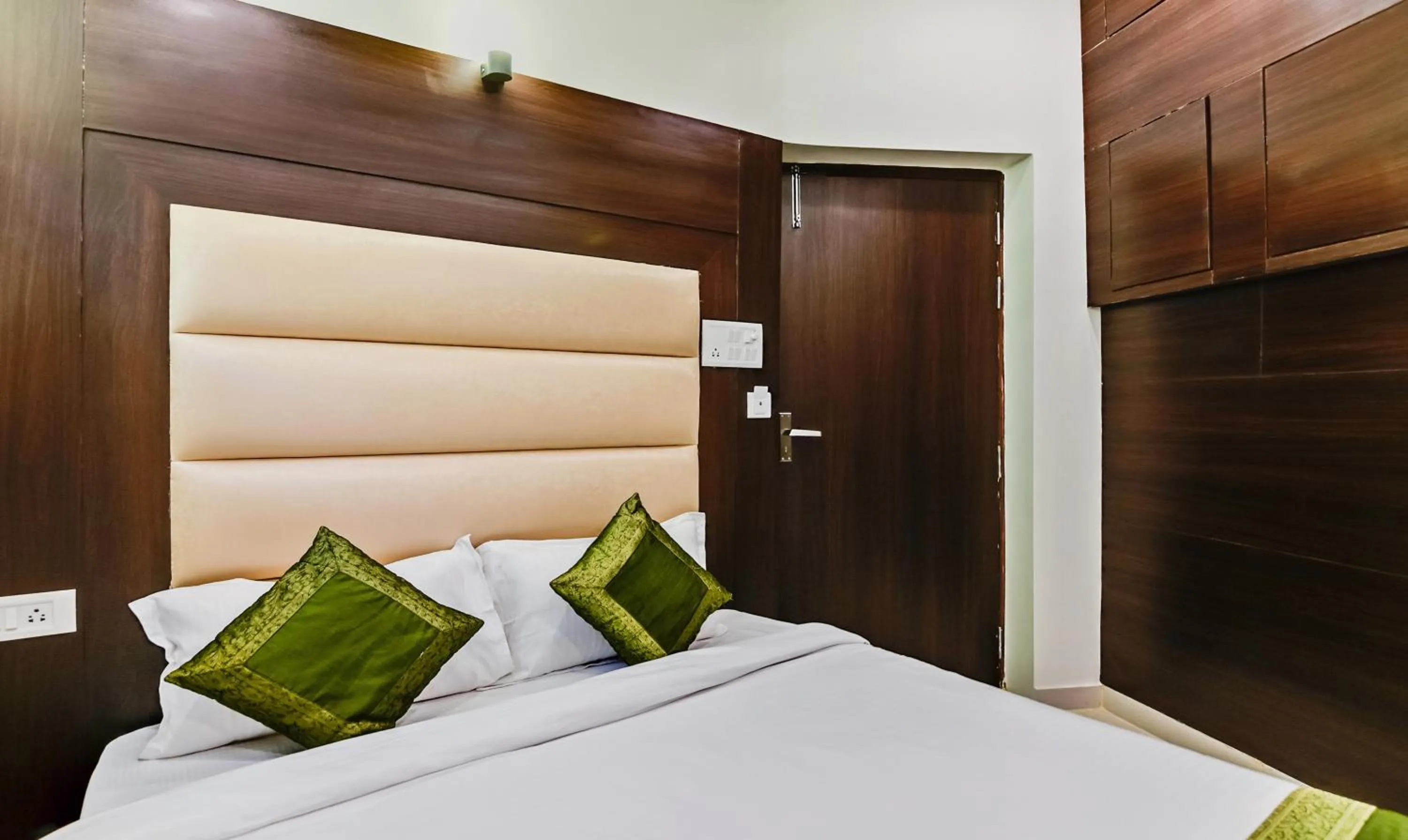 Bedroom, Bed in Treebo Resto- Near Lucknow Railway Station