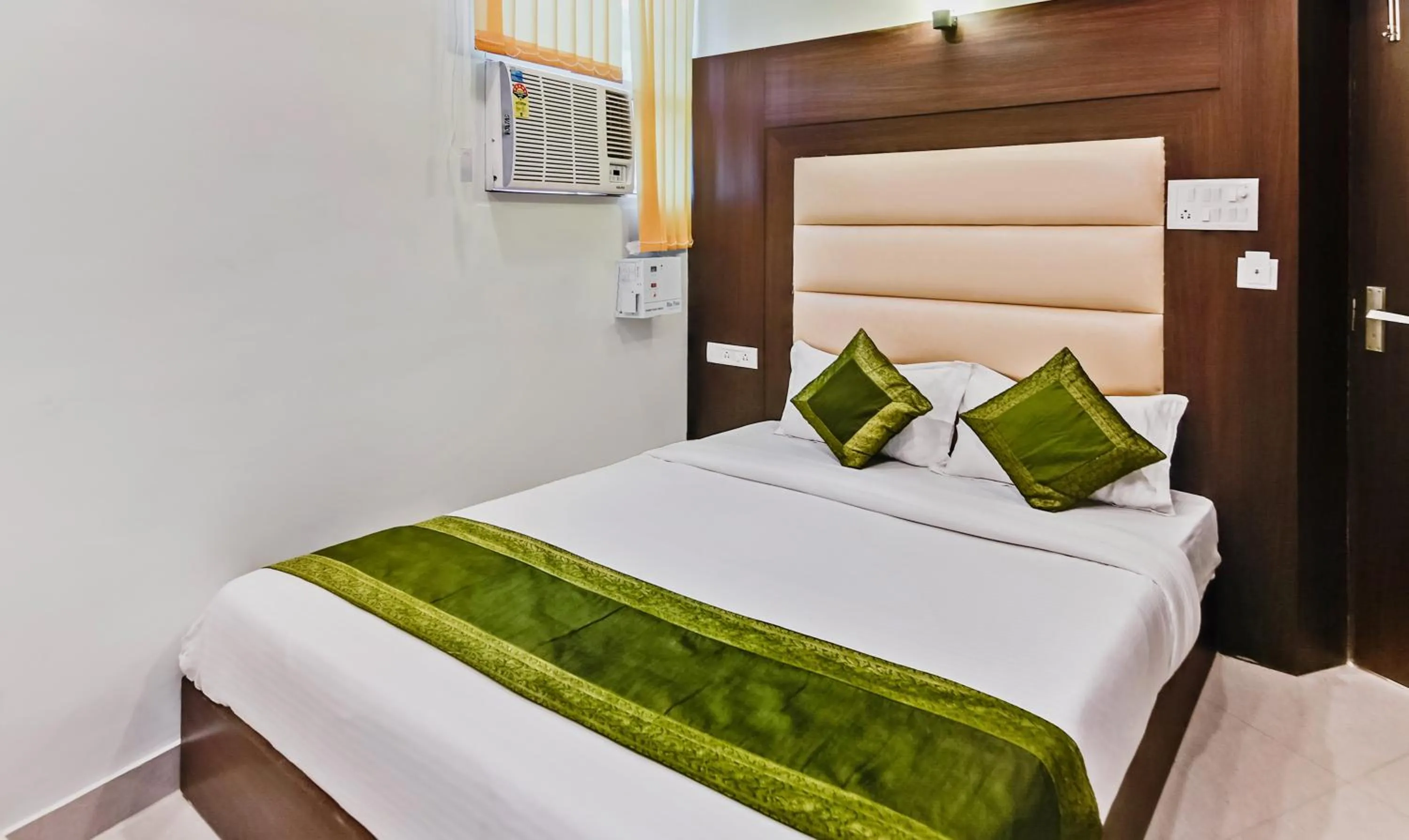 Bedroom, Bed in Treebo Resto- Near Lucknow Railway Station