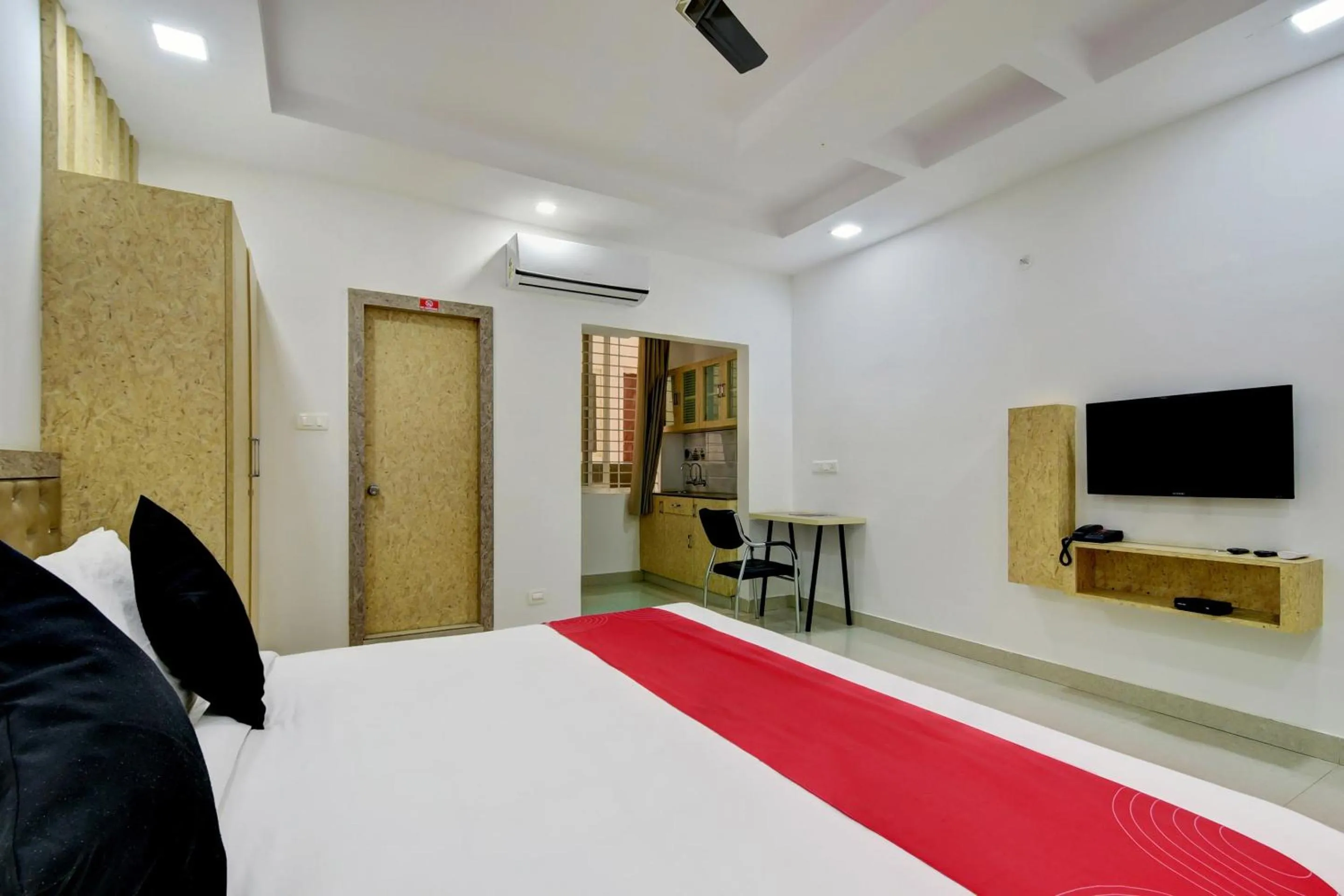 Bedroom, Bed in Grand Collection O Near Sarjapur Road Near 7d Voyage