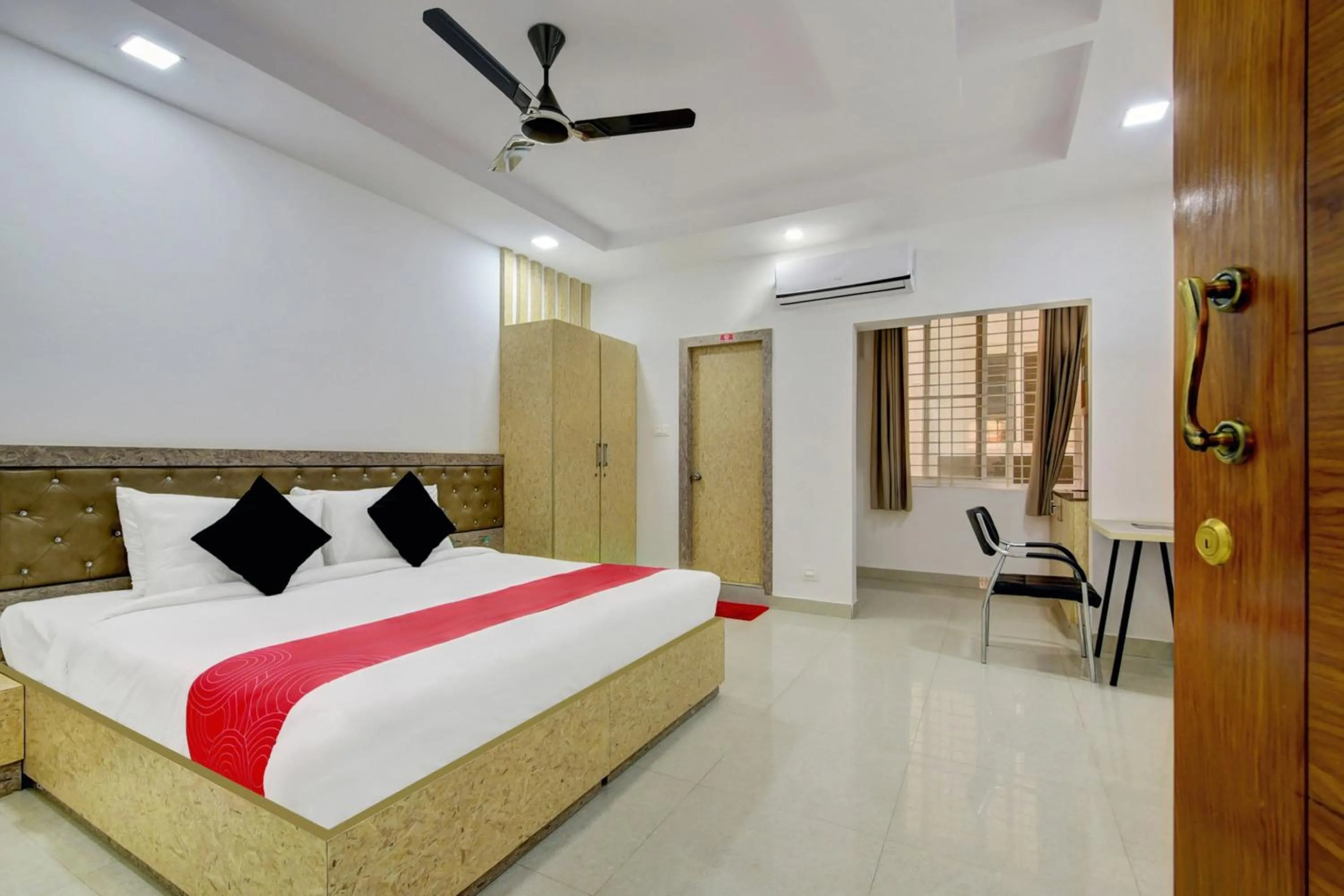 Bedroom, Bed in Grand Collection O Near Sarjapur Road Near 7d Voyage
