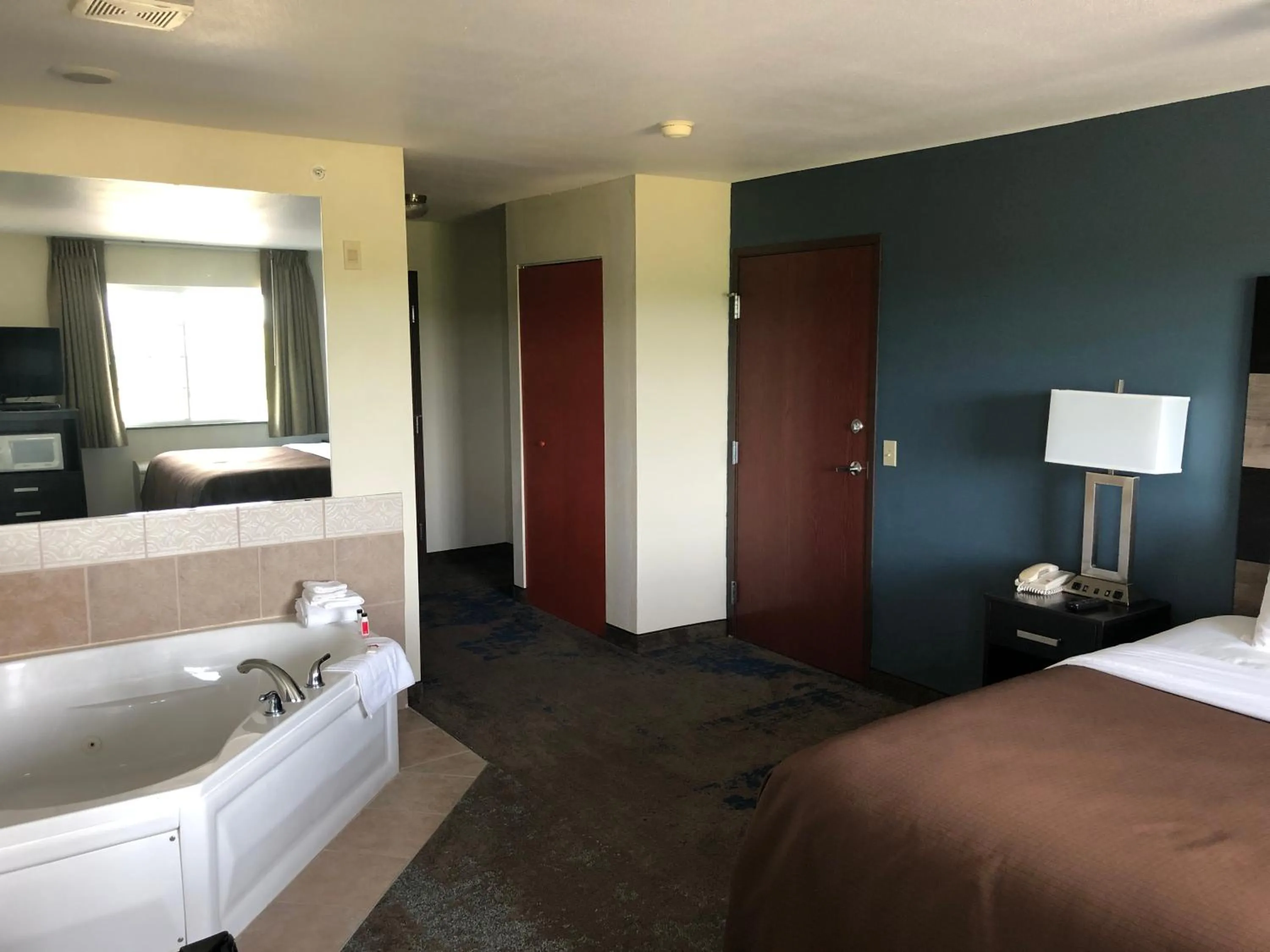 Guests, Bed in AmericInn by Wyndham Maquoketa
