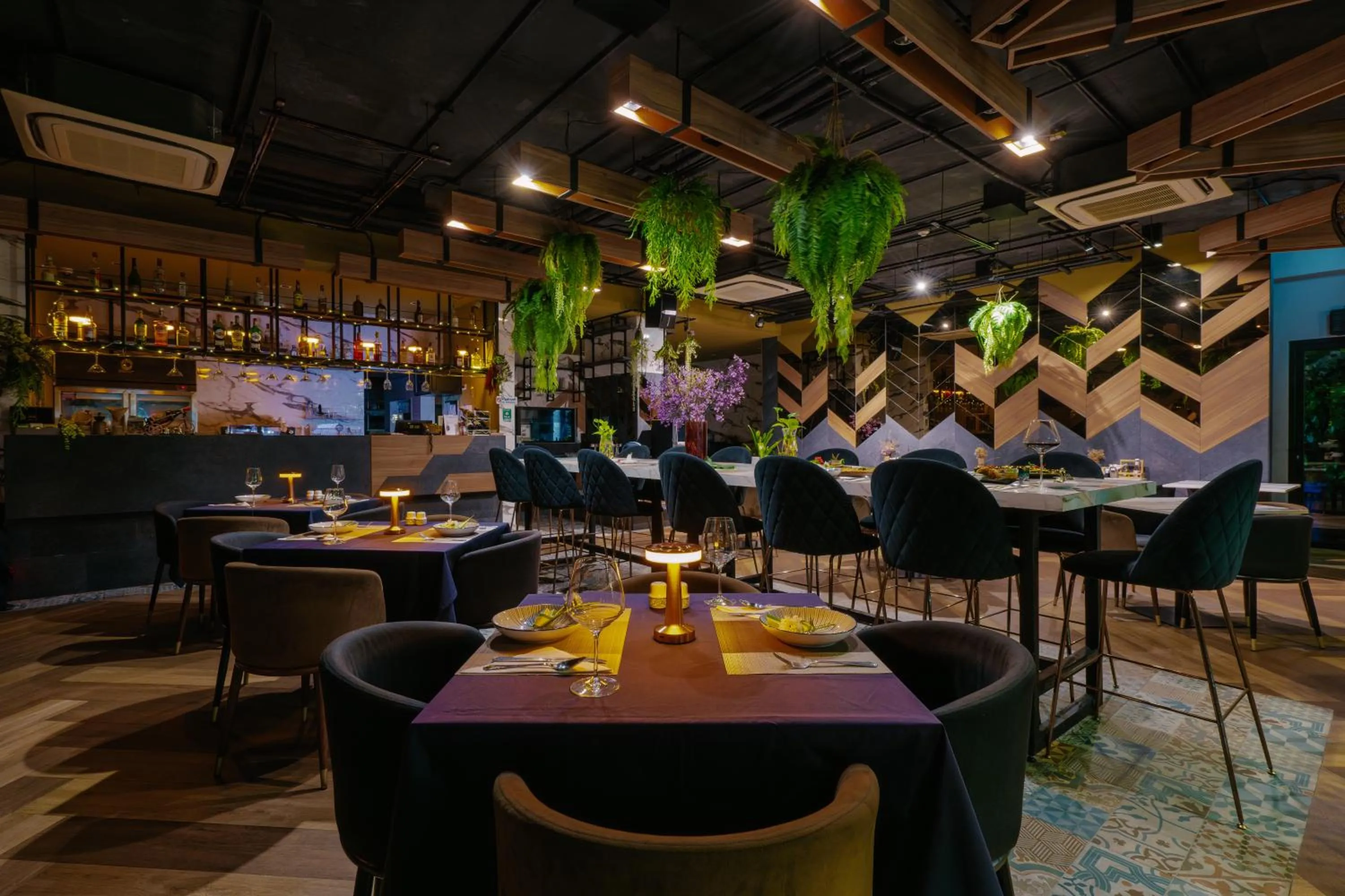 Restaurant/places to eat in Rak Elegant Hotel Patong