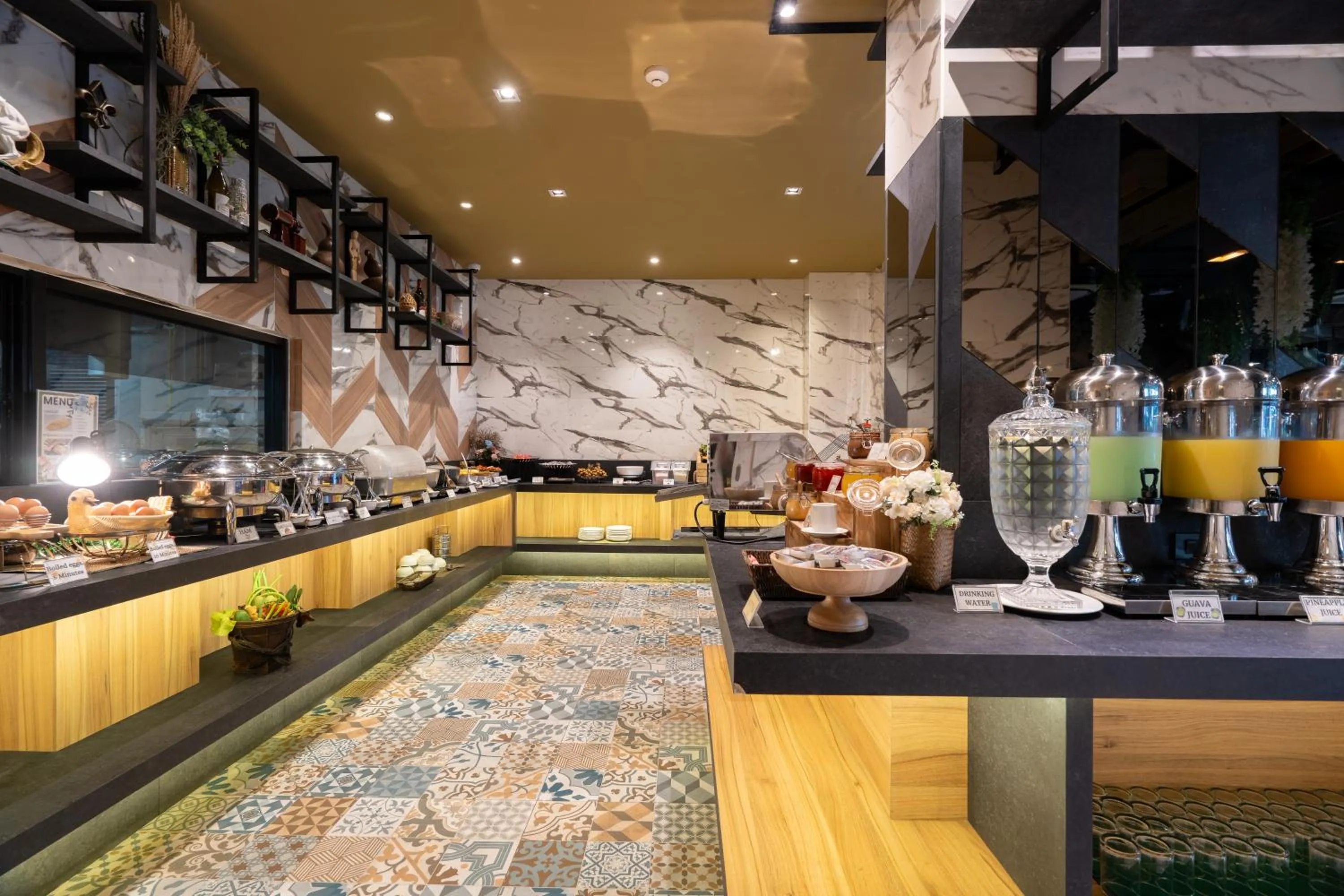 Restaurant/places to eat in Rak Elegant Hotel Patong