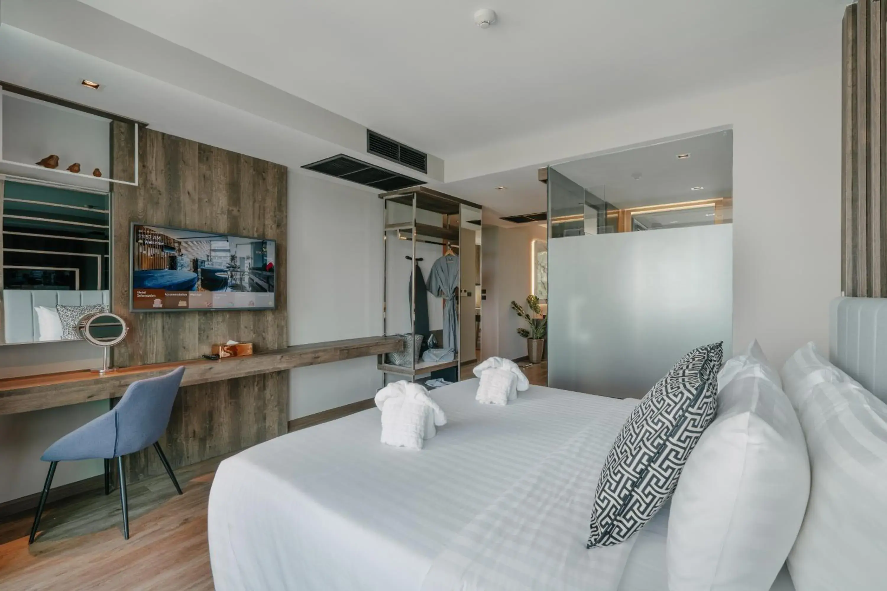 TV and multimedia, Bed in Rak Elegant Hotel Patong TV and multimedia, Bed in Rak Elegant Hotel Patong