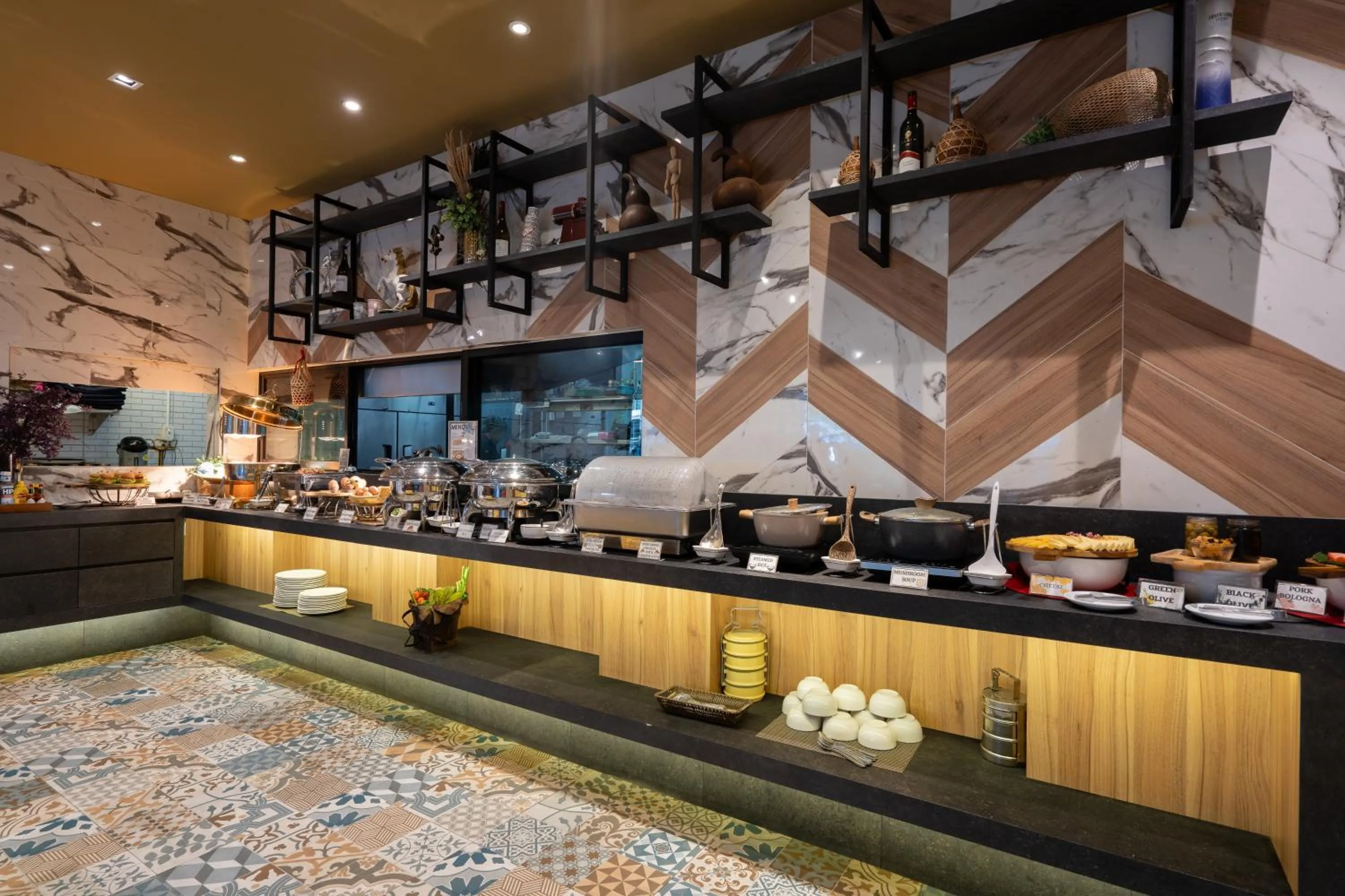 Restaurant/places to eat in Rak Elegant Hotel Patong