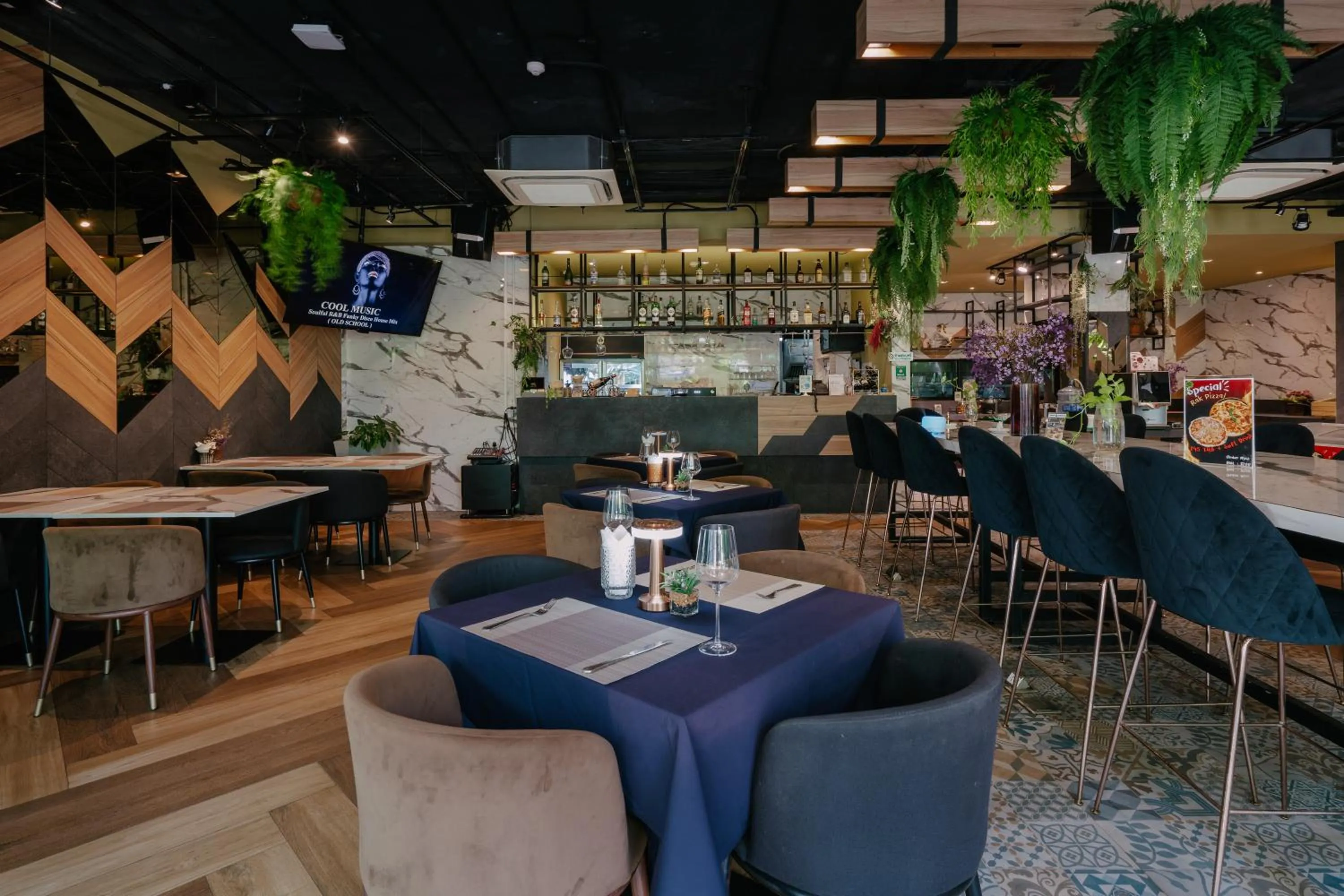 Restaurant/places to eat in Rak Elegant Hotel Patong