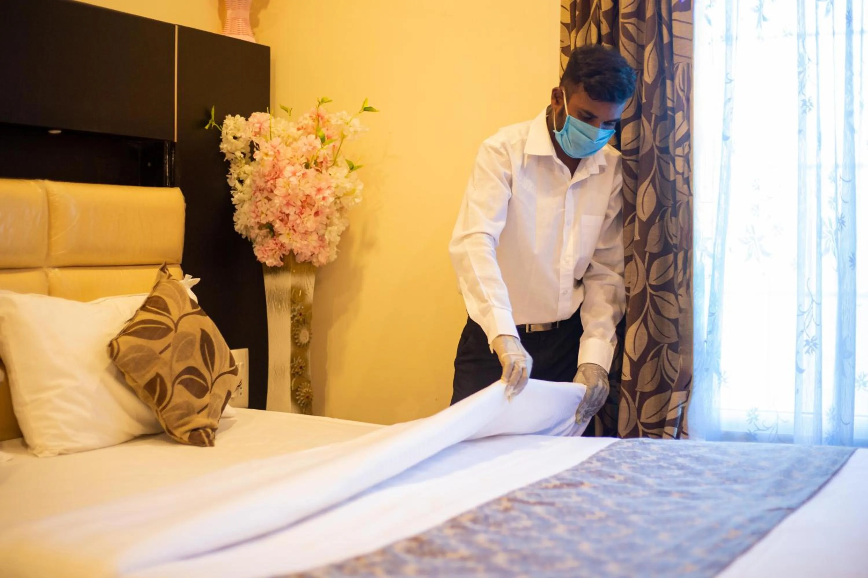 Staff, Bed in Hotel Ragavendra Rameswaram