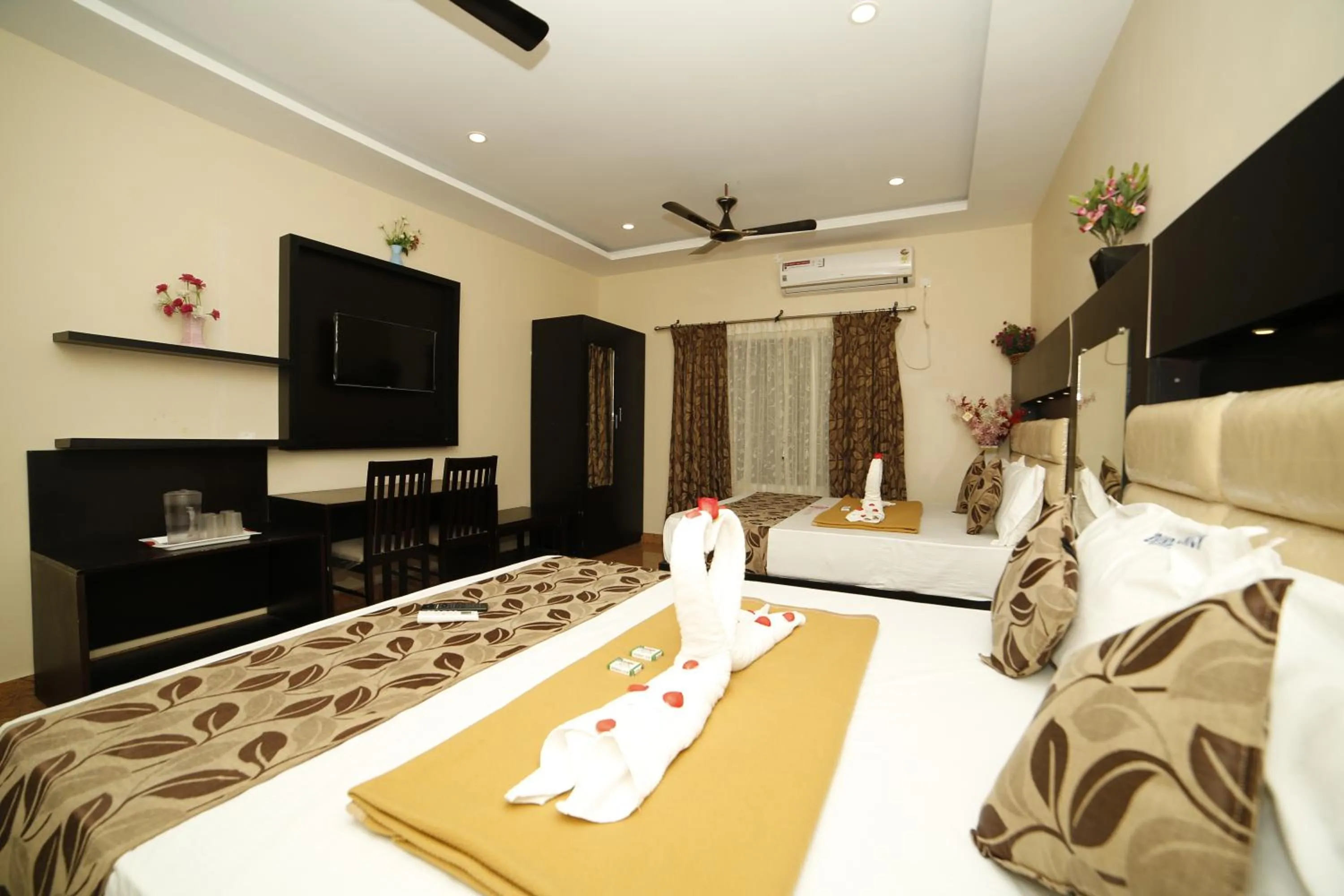Living room, Bed in Hotel Ragavendra Rameswaram