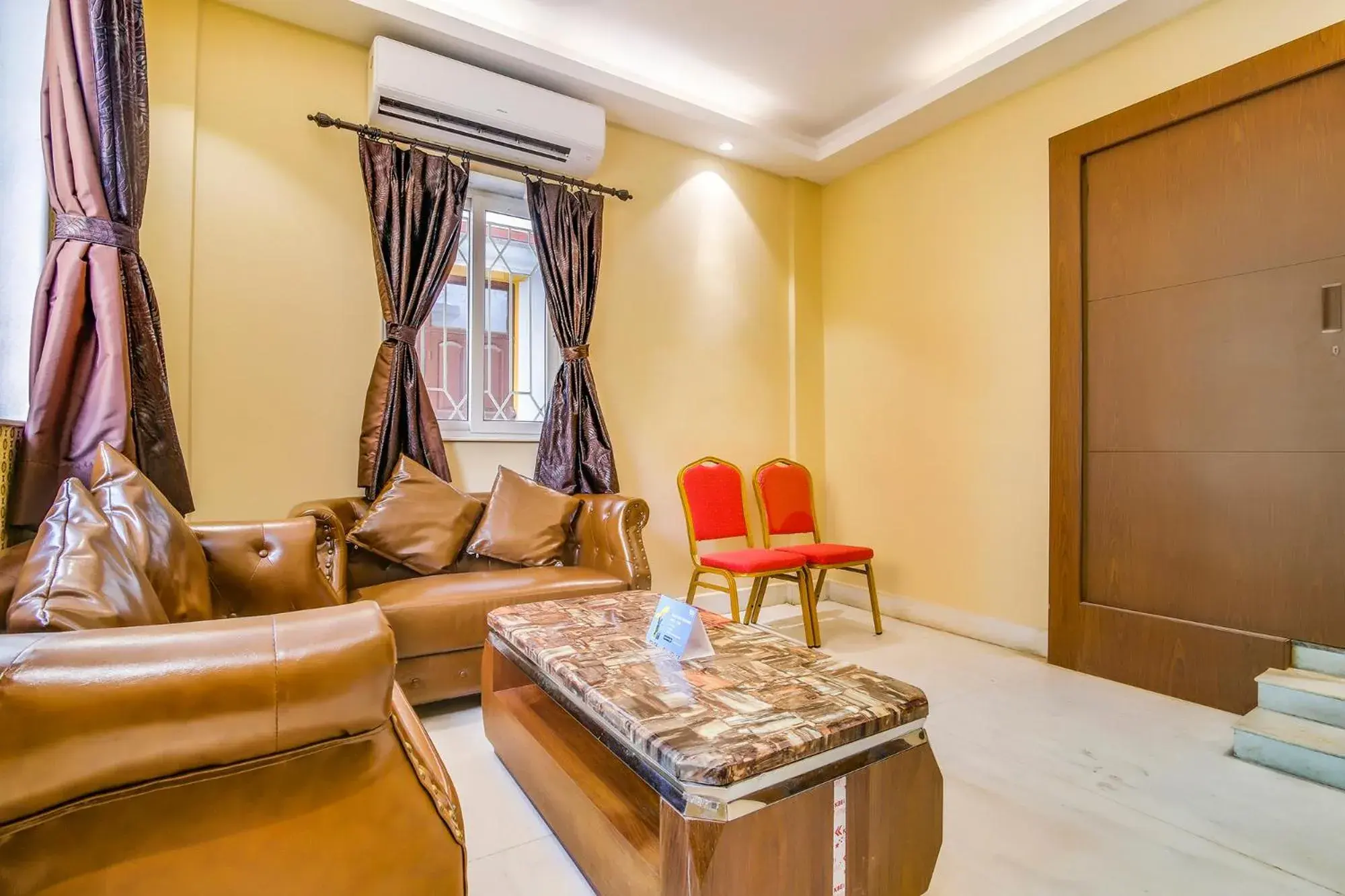 Seating area in FabHotel Luxor - Nr Acropolis Mall Seating area in FabHotel Luxor - Nr Acropolis Mall