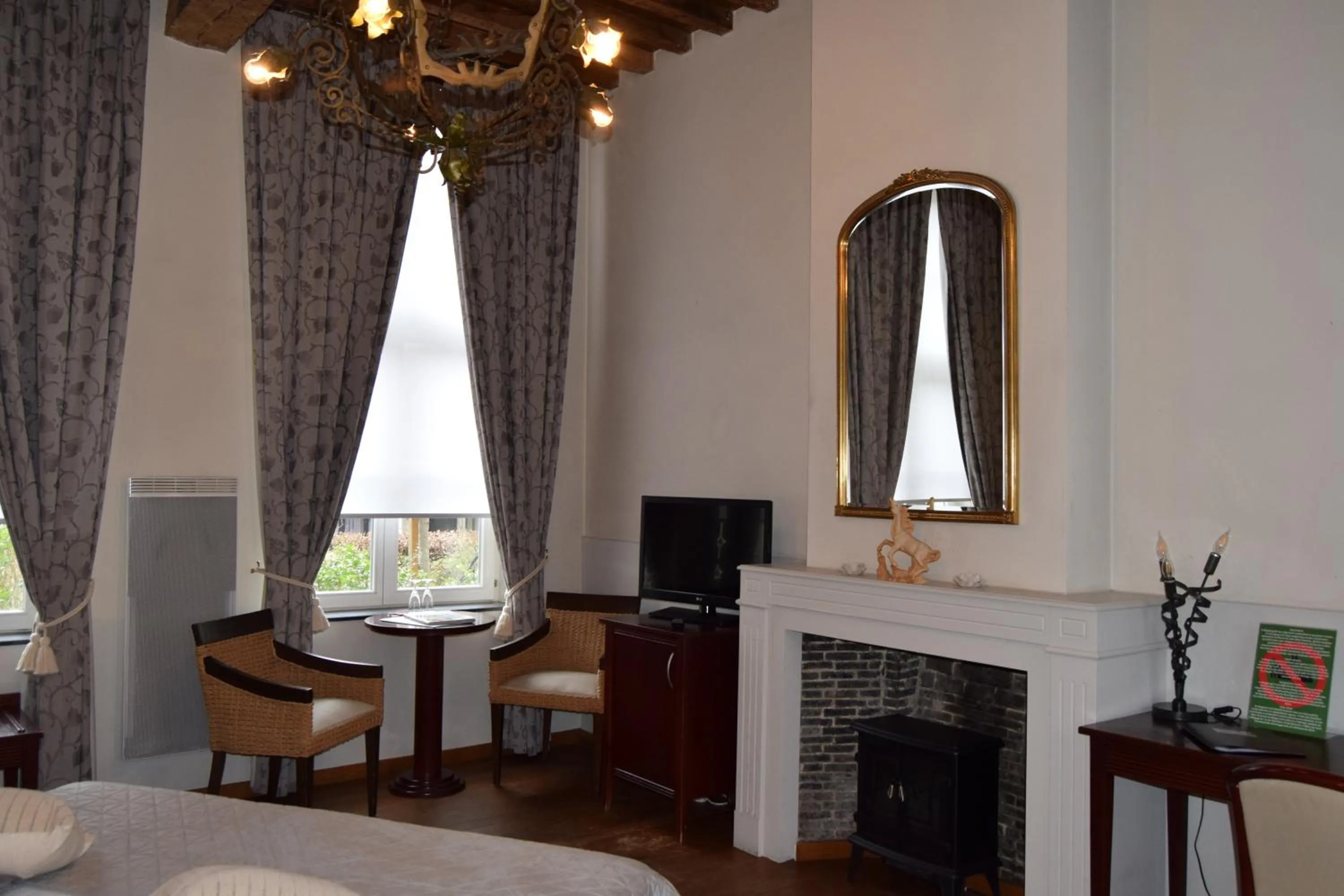 Photo of the whole room in Oranje City Hotel