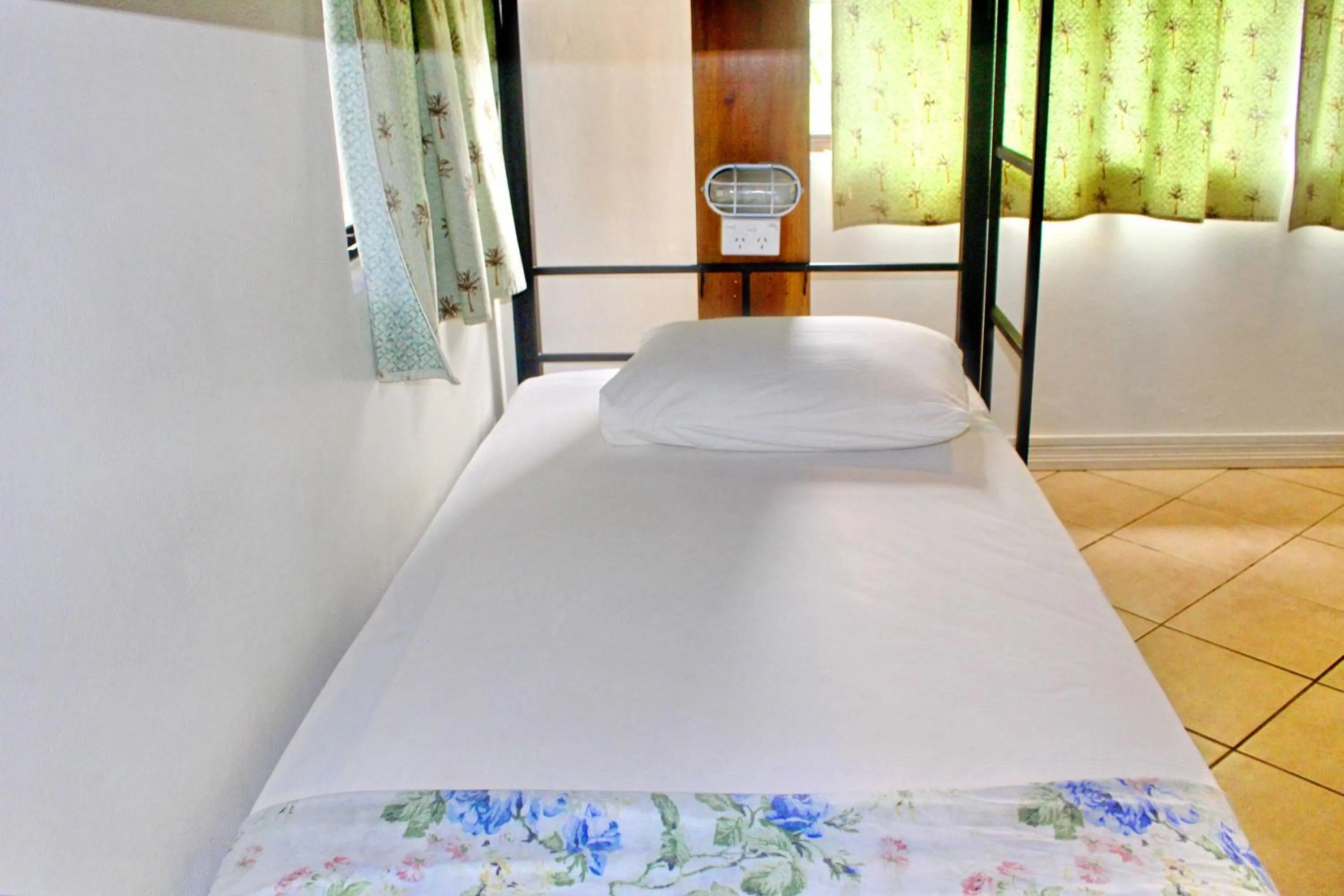 Property building, Bed in Bluewater Lodge