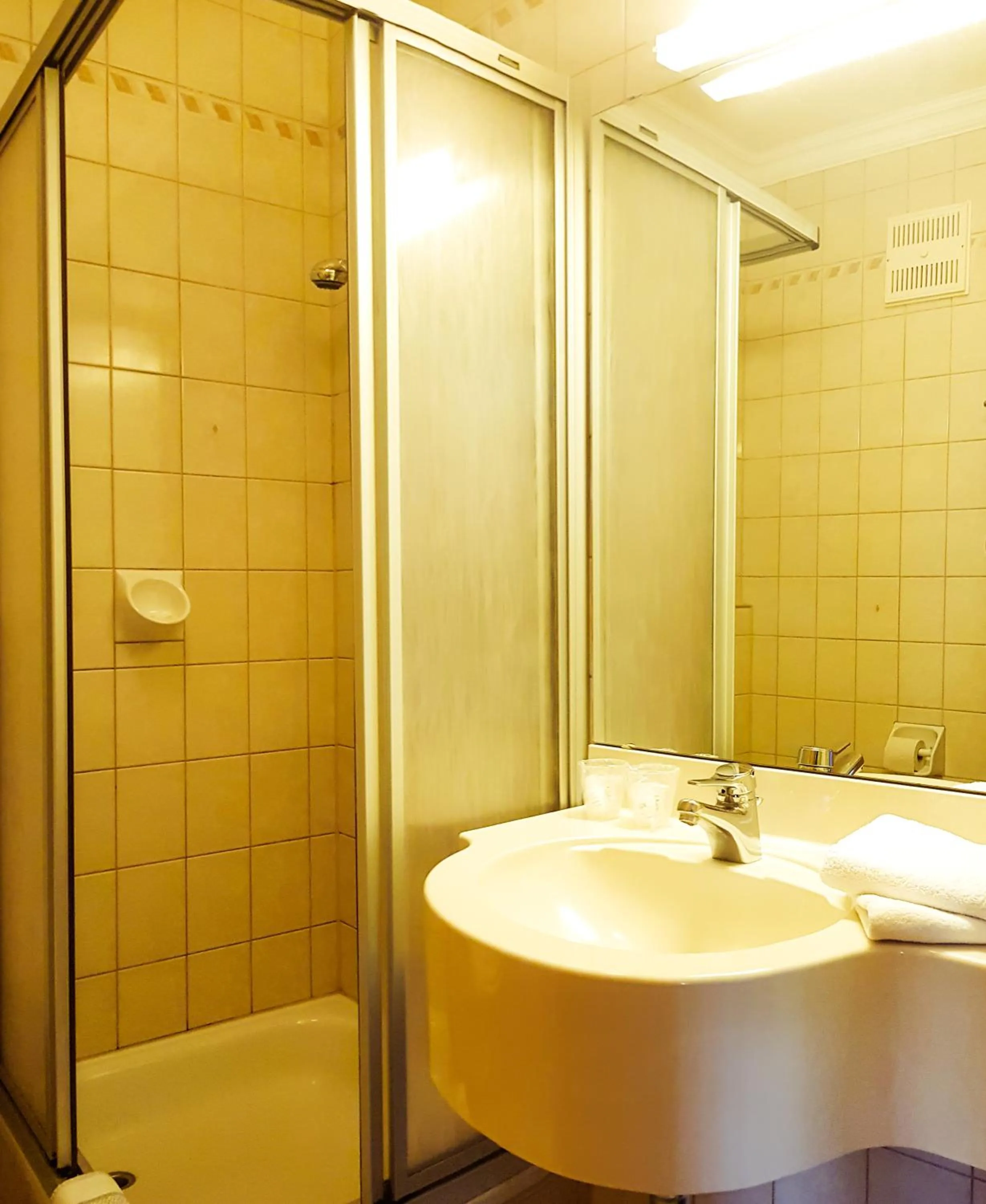 Bathroom in Hotel Post