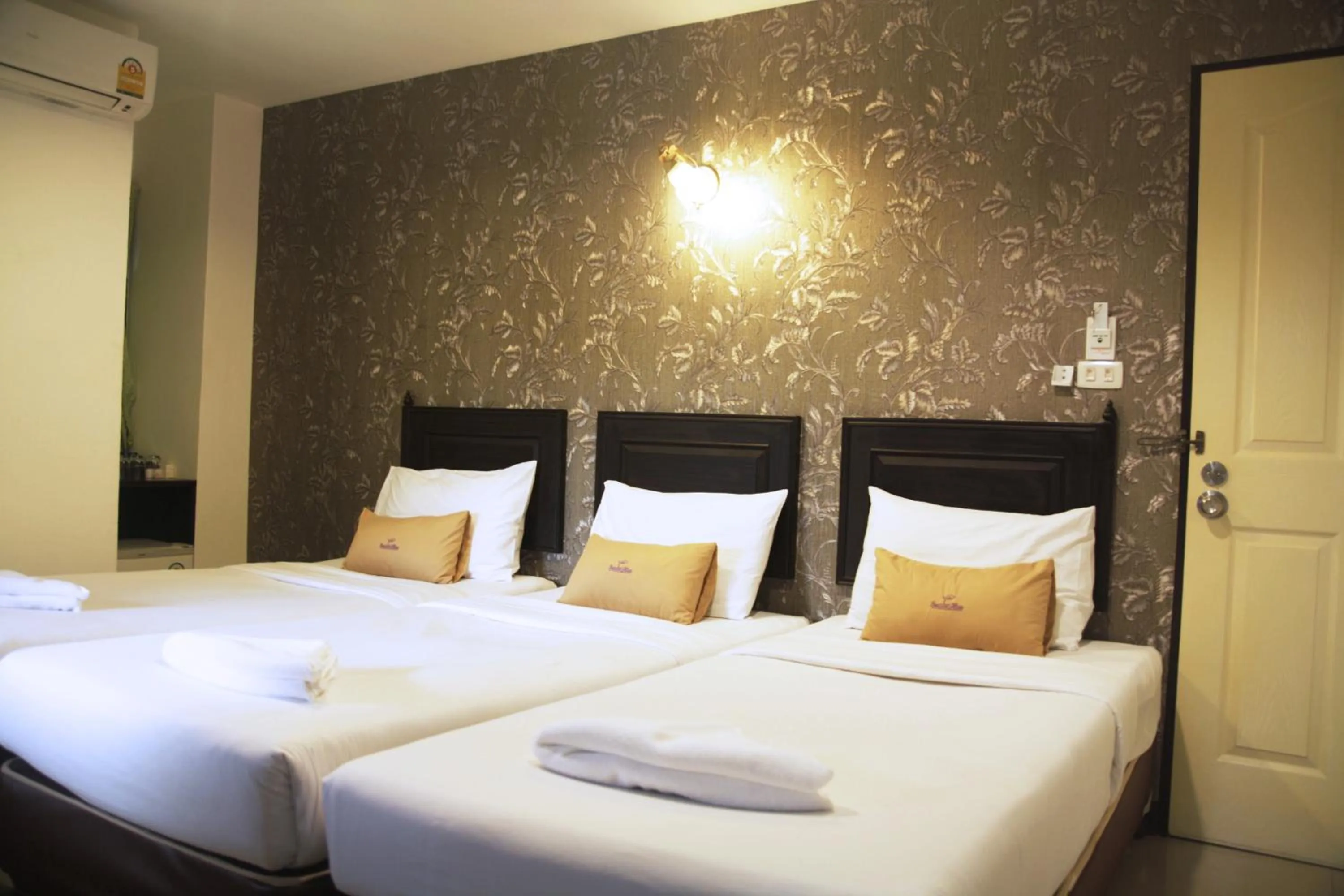 Photo of the whole room, Bed in Erawan House