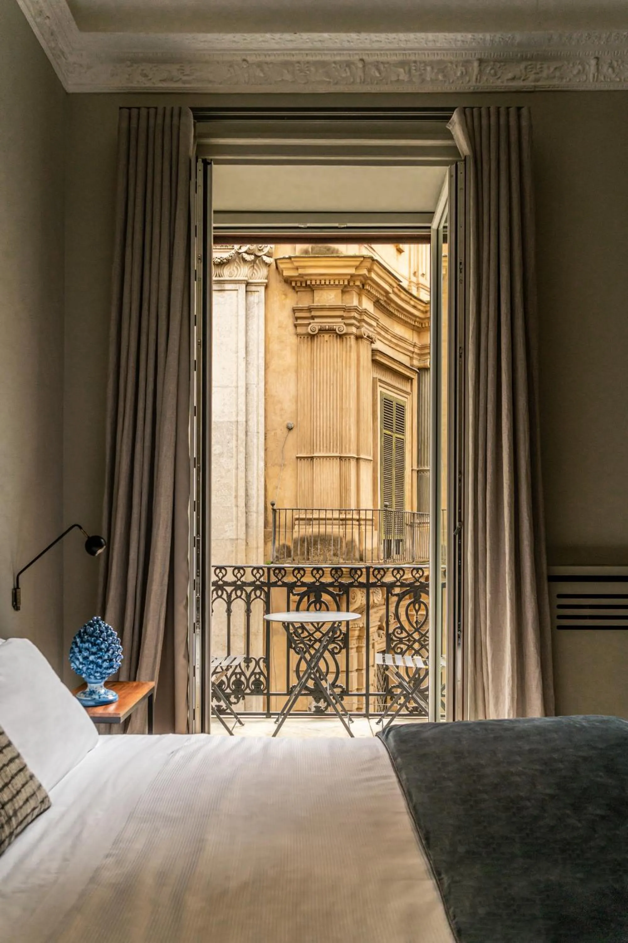 Photo of the whole room, Bed in InCanto