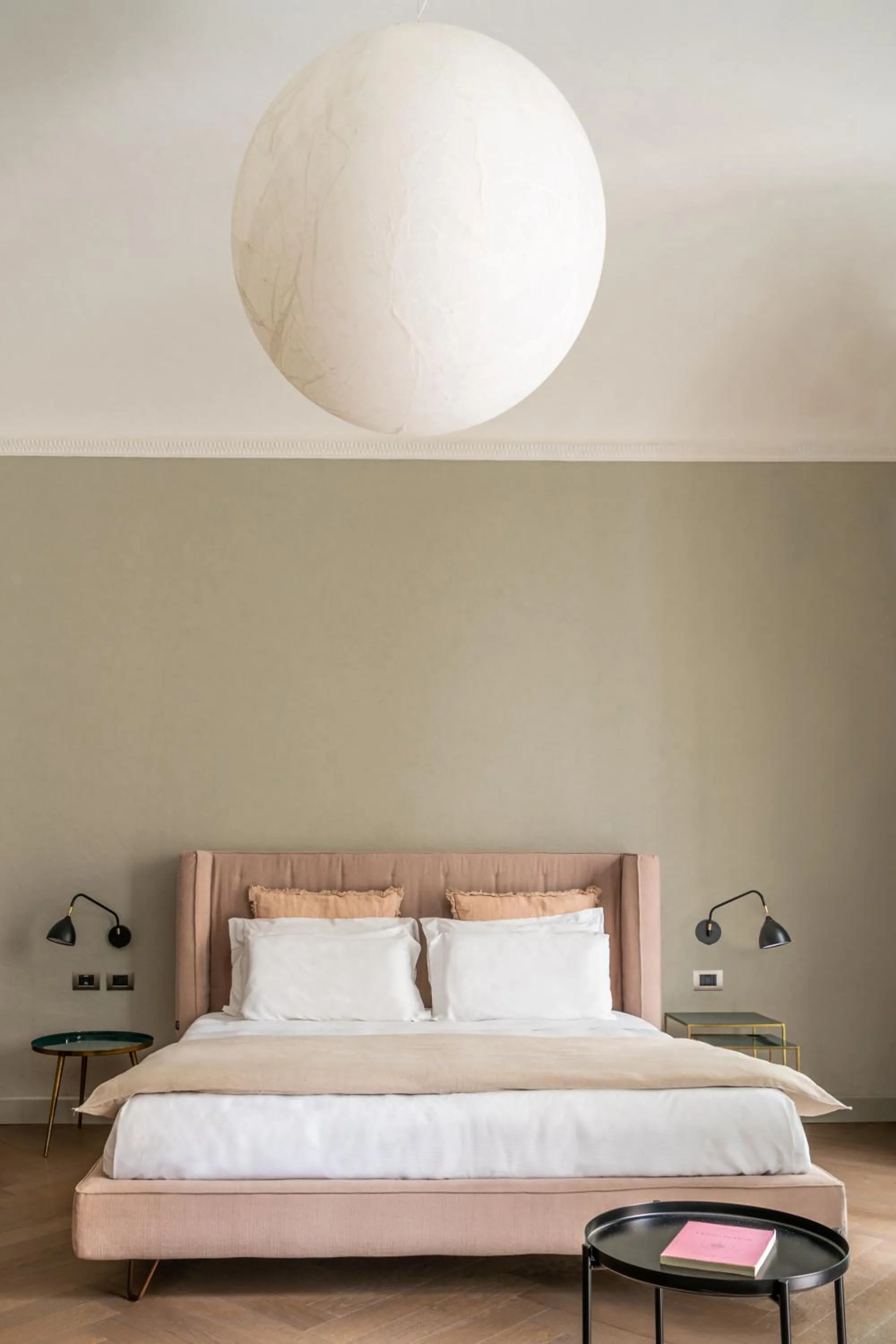 Photo of the whole room, Bed in InCanto