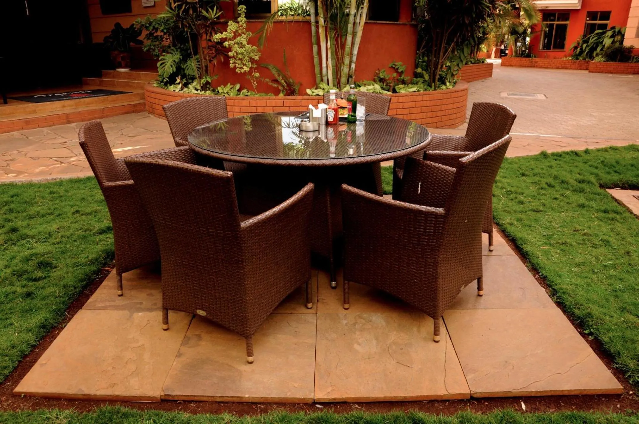 Restaurant/places to eat in GemSuites Serviced Apartments State House