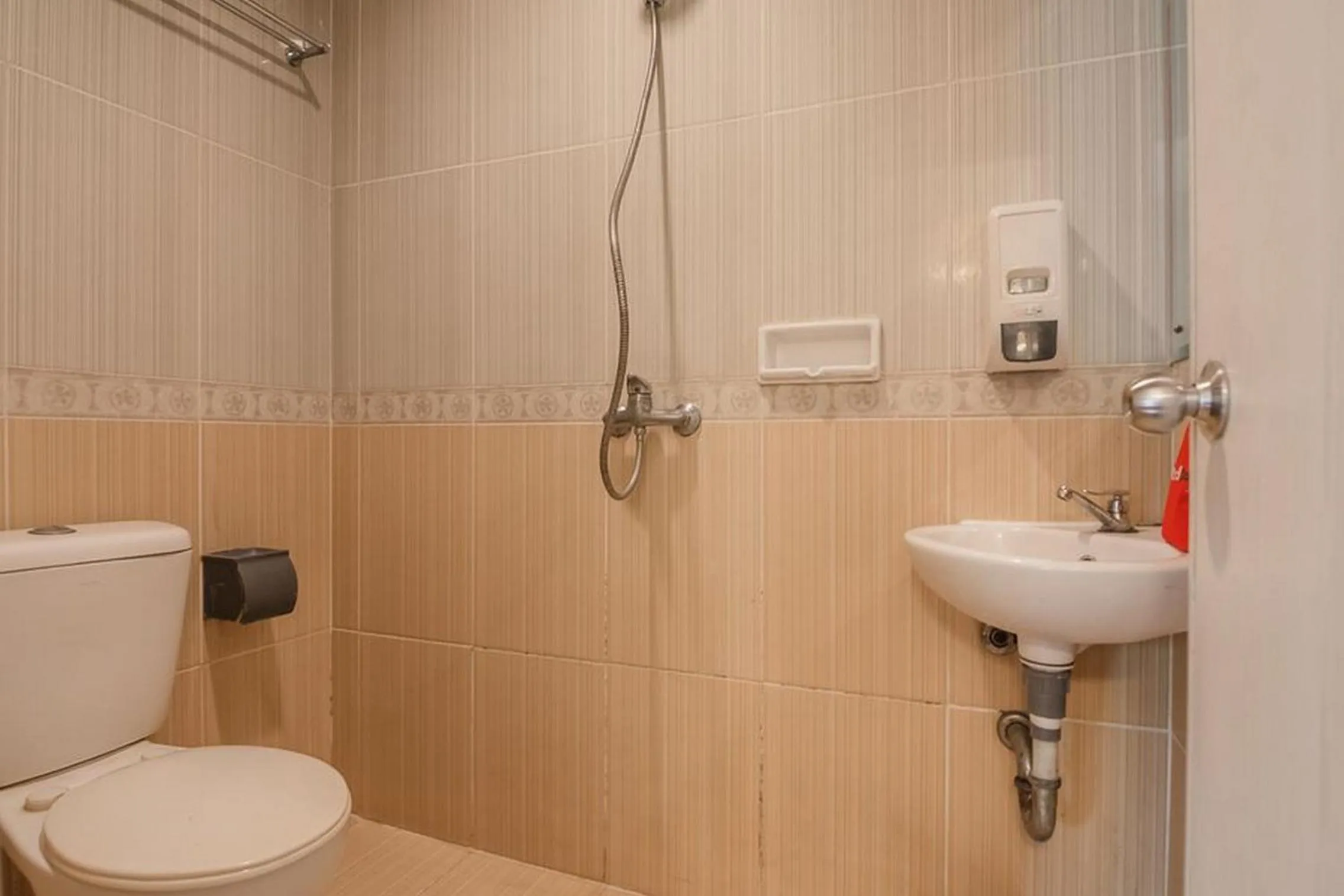 Bathroom in RedDoorz Plus near Mangga Besar Station 2