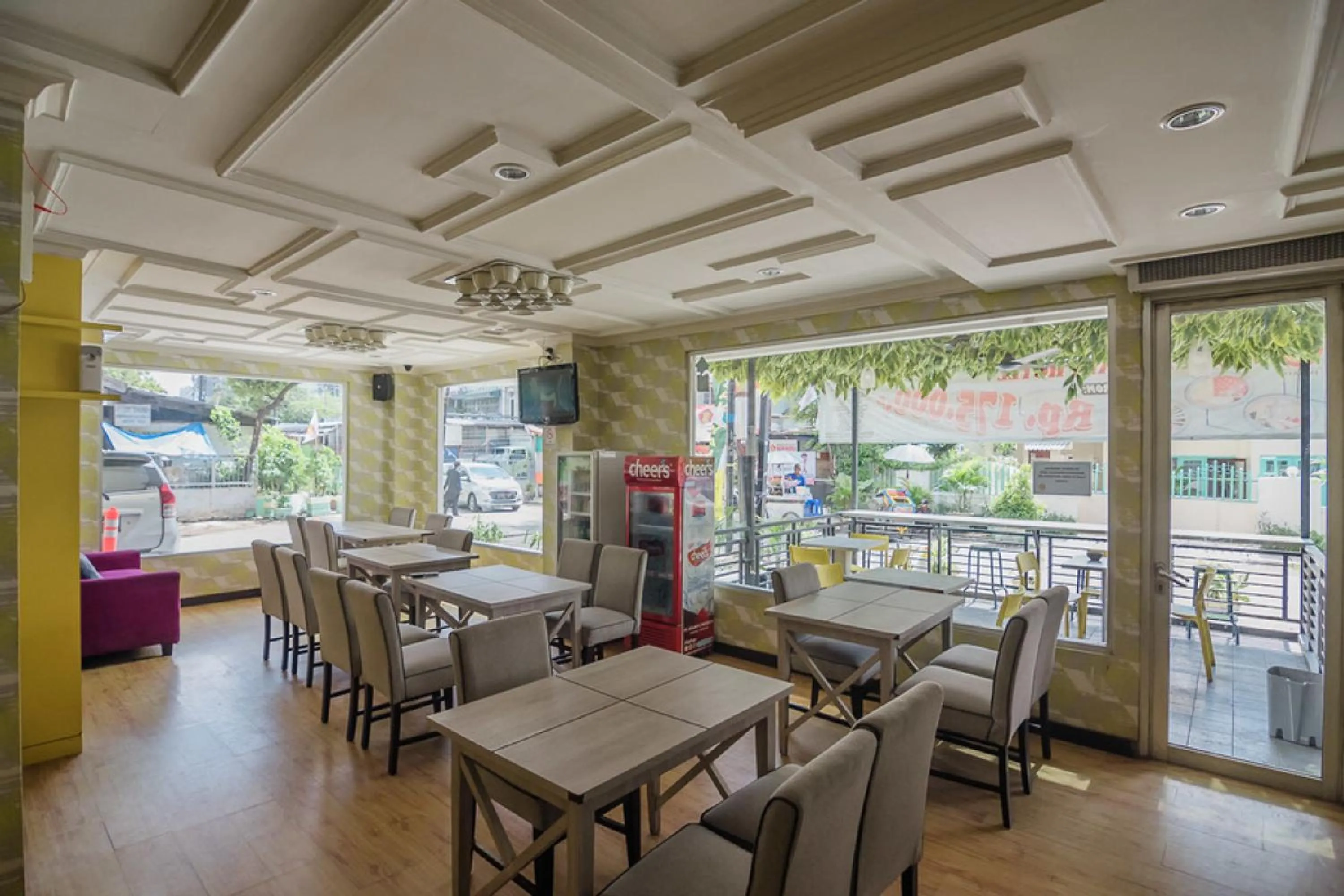 Restaurant/places to eat in RedDoorz Plus near Mangga Besar Station 2