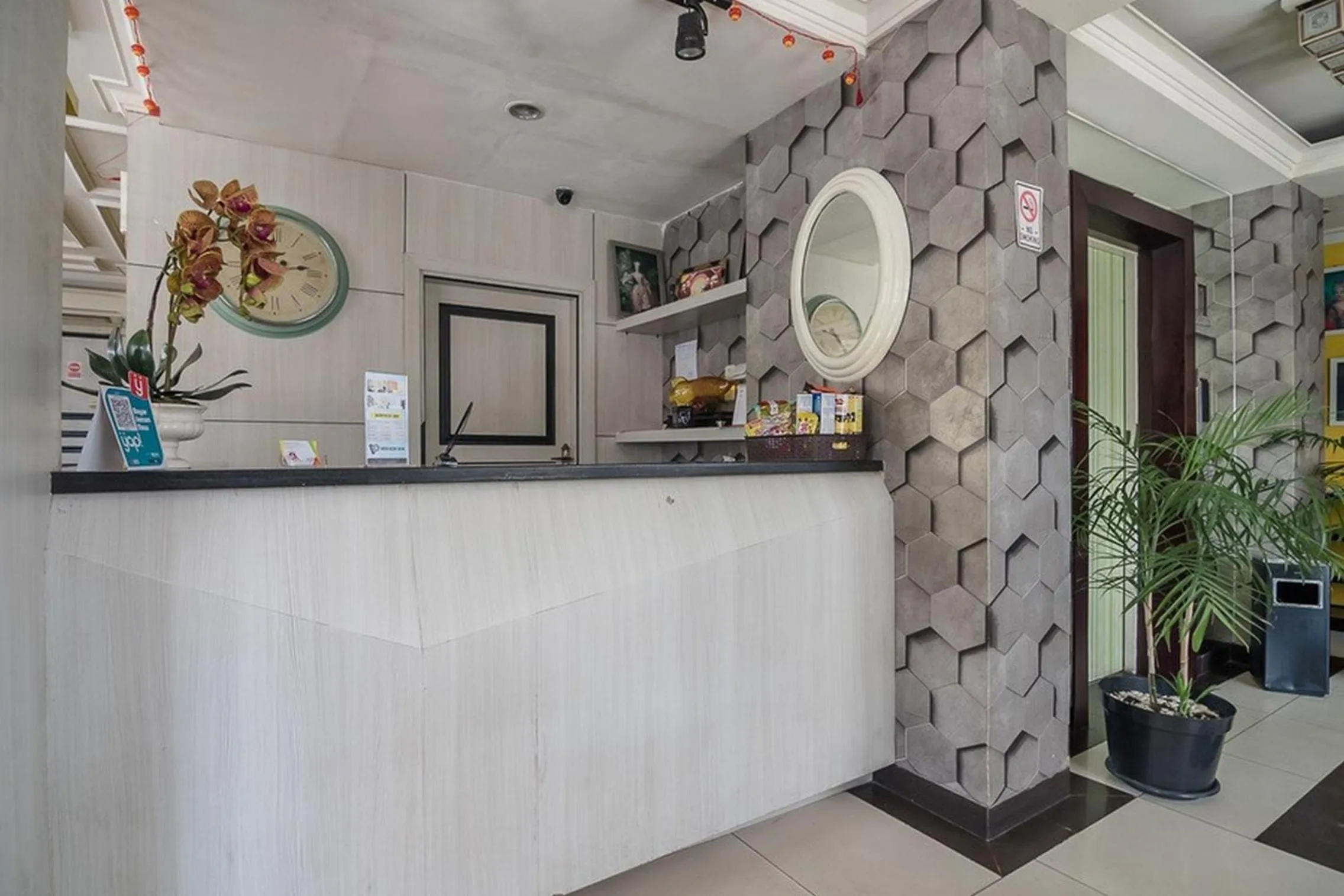 Lobby or reception in RedDoorz Plus near Mangga Besar Station 2