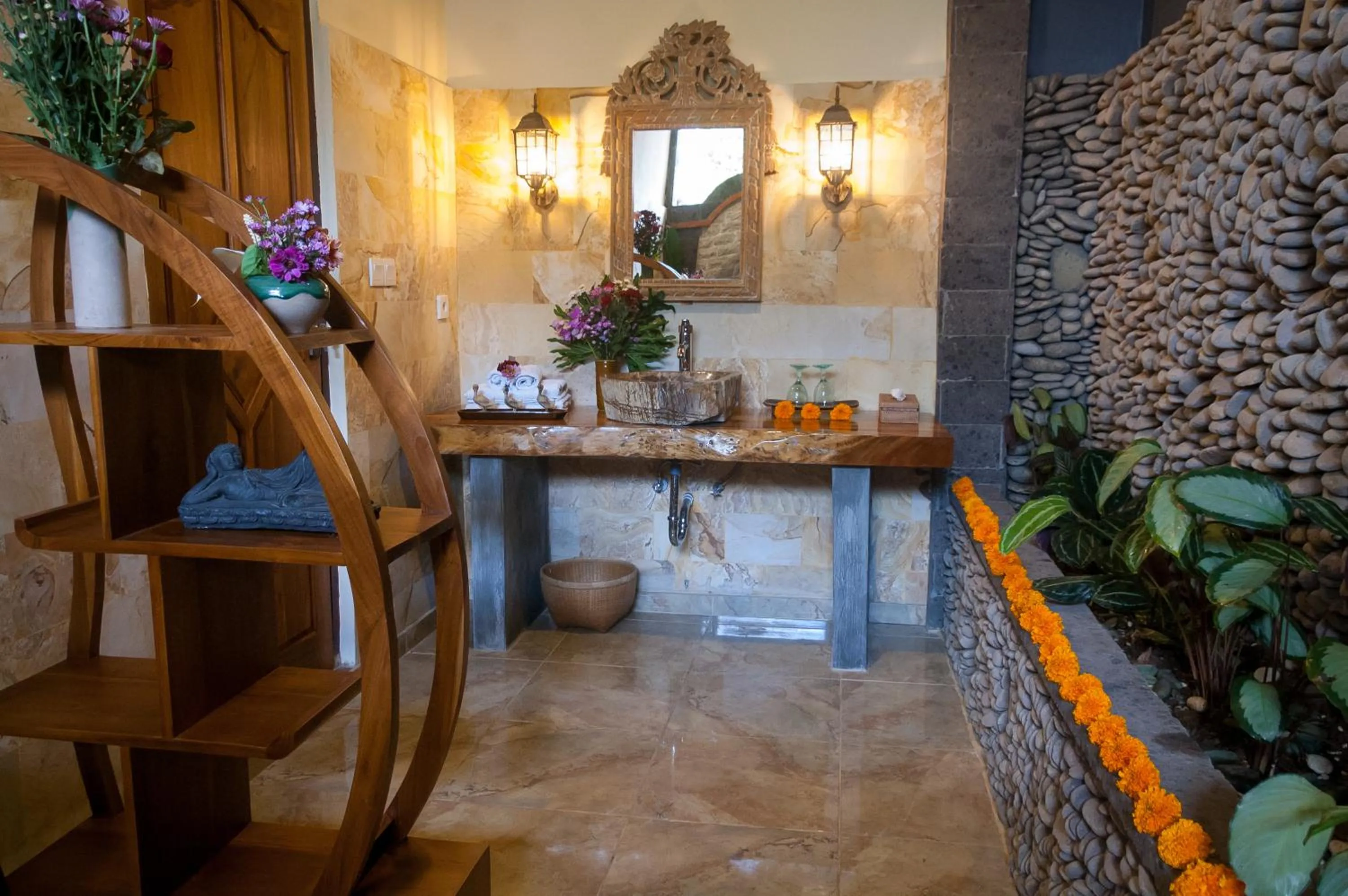 Bathroom in Taman Rahasia Tropical Sanctuary and Spa