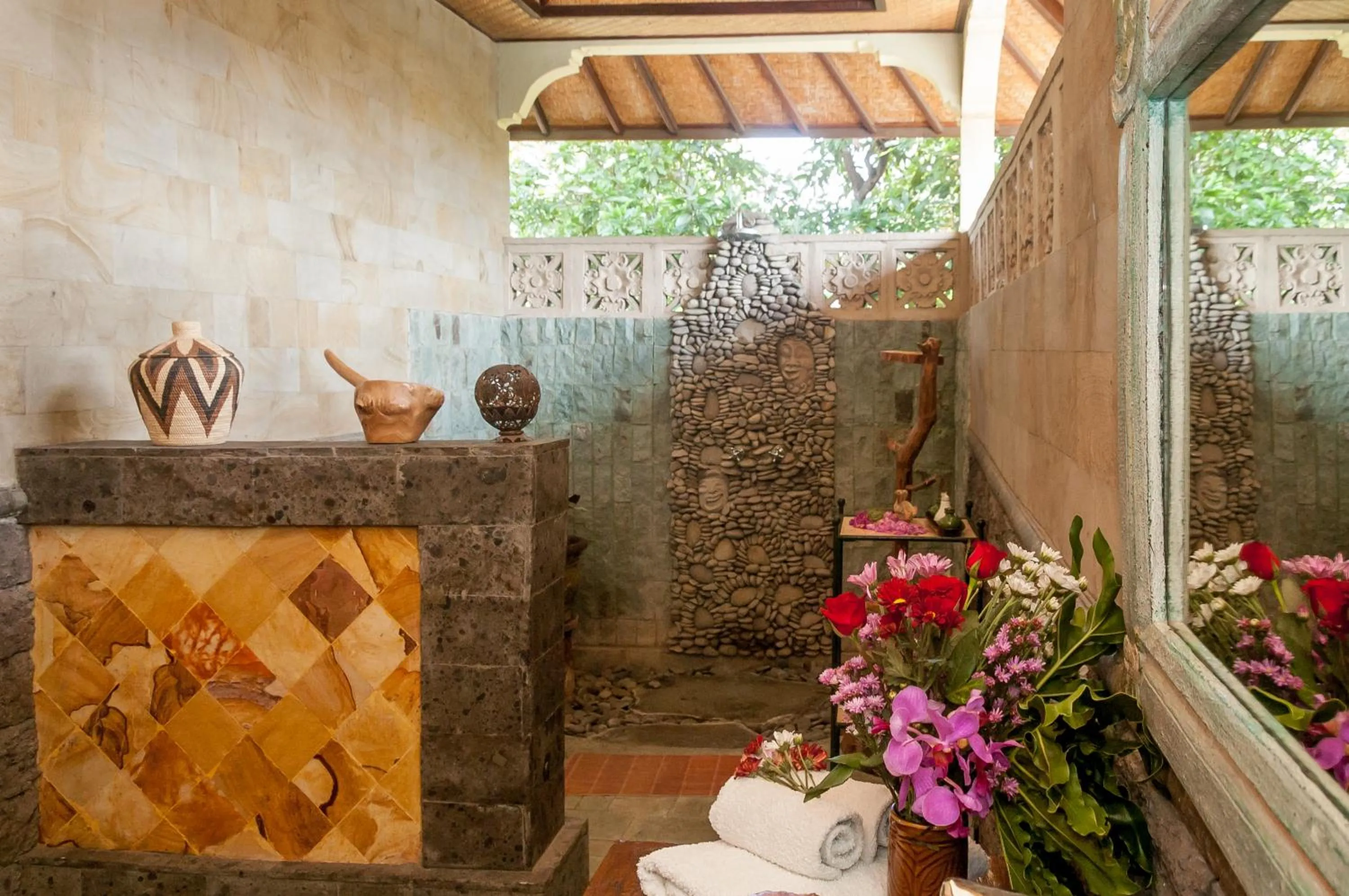 Shower in Taman Rahasia Tropical Sanctuary and Spa