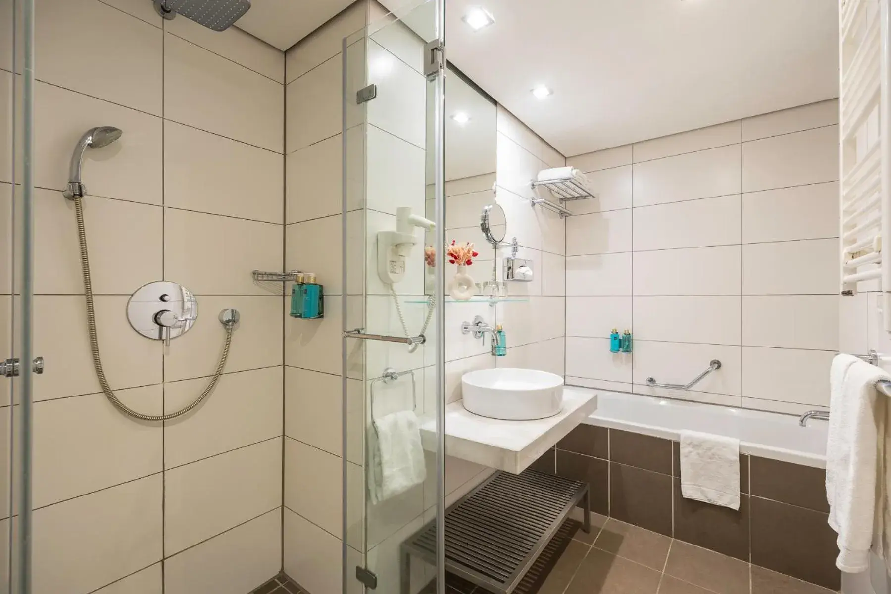 Shower in B-aparthotel Grand Place Shower in B-aparthotel Grand Place