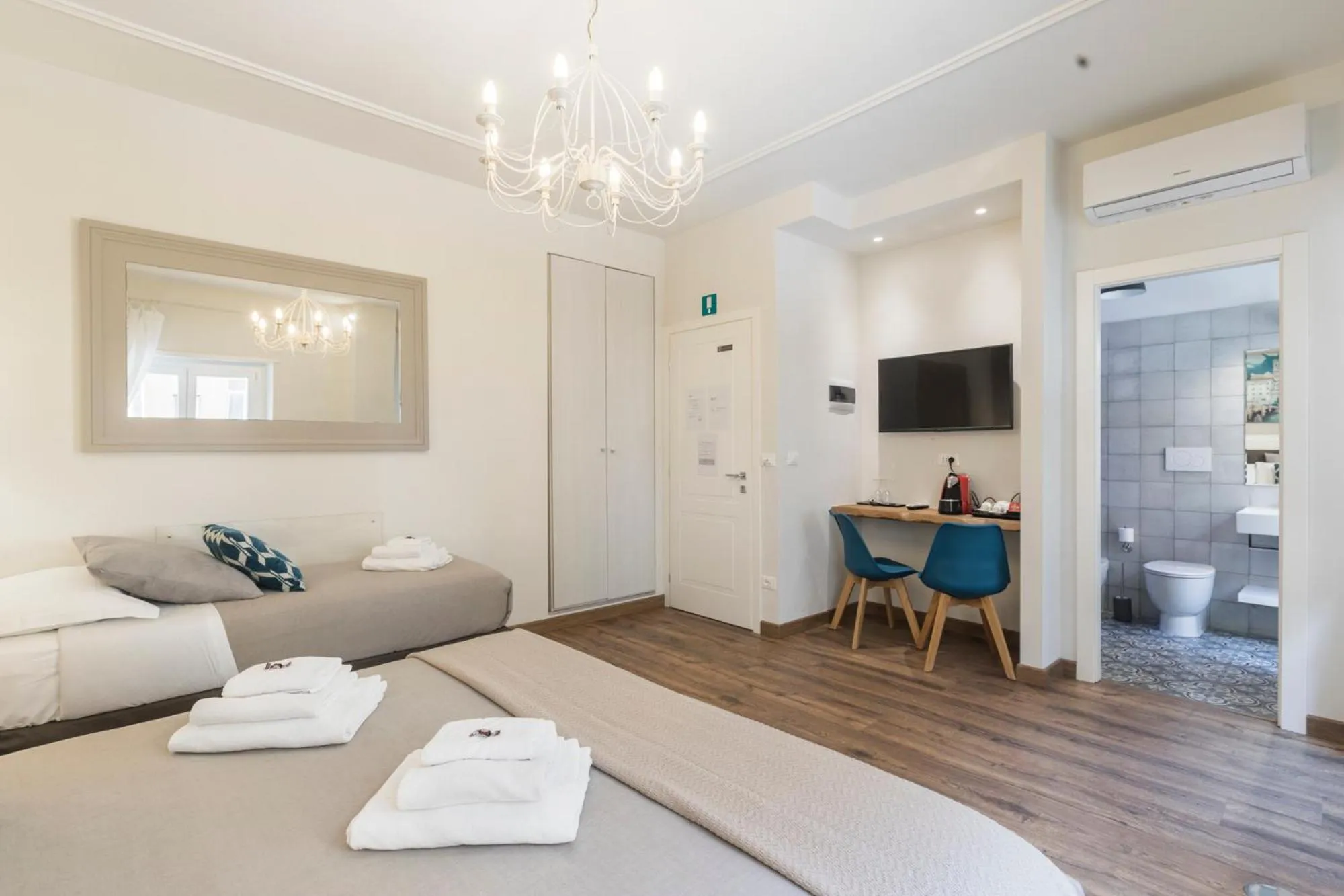 Photo of the whole room in Trastevere Gallery Suites