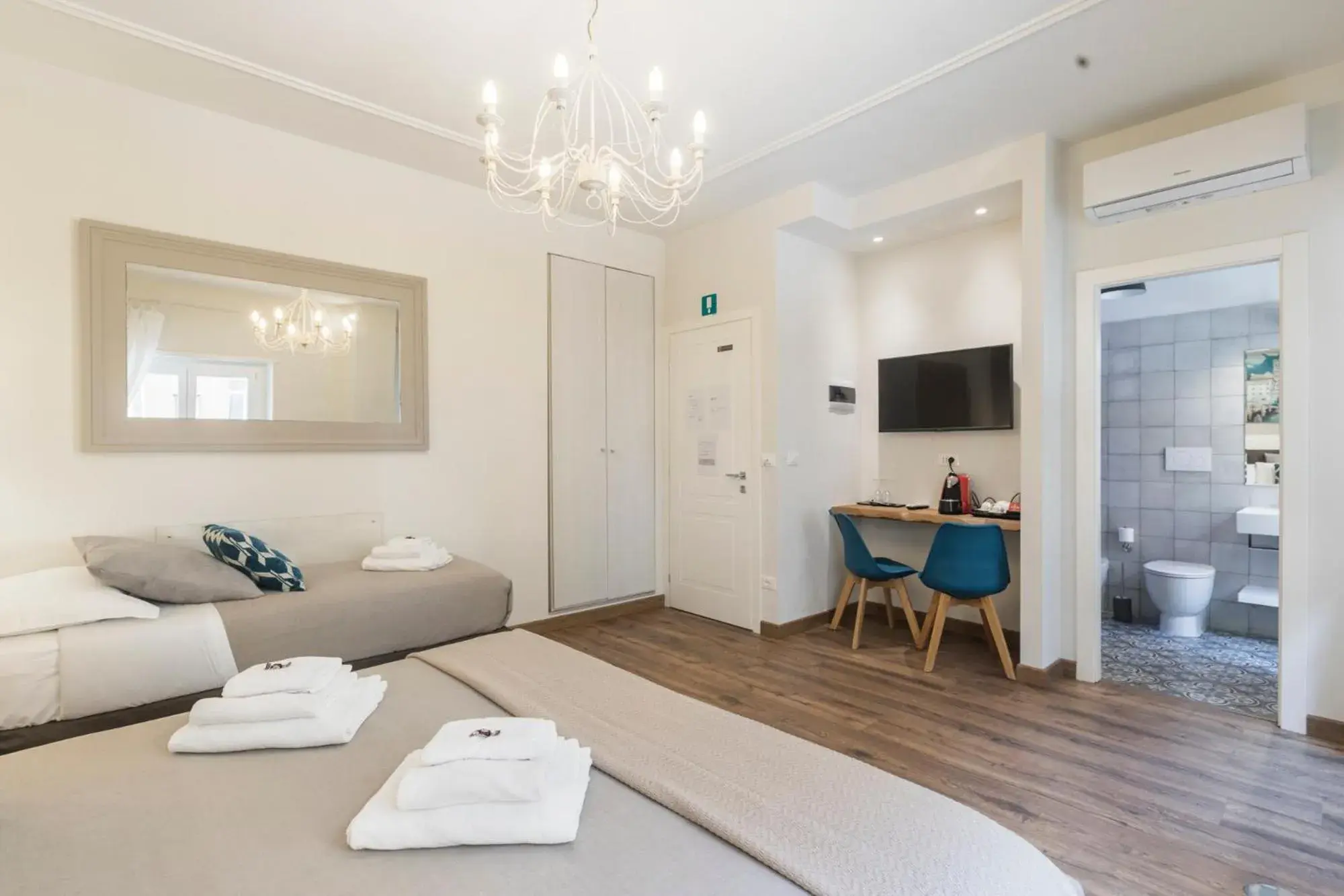 Photo of the whole room in Trastevere Gallery Suites Photo of the whole room in Trastevere Gallery Suites