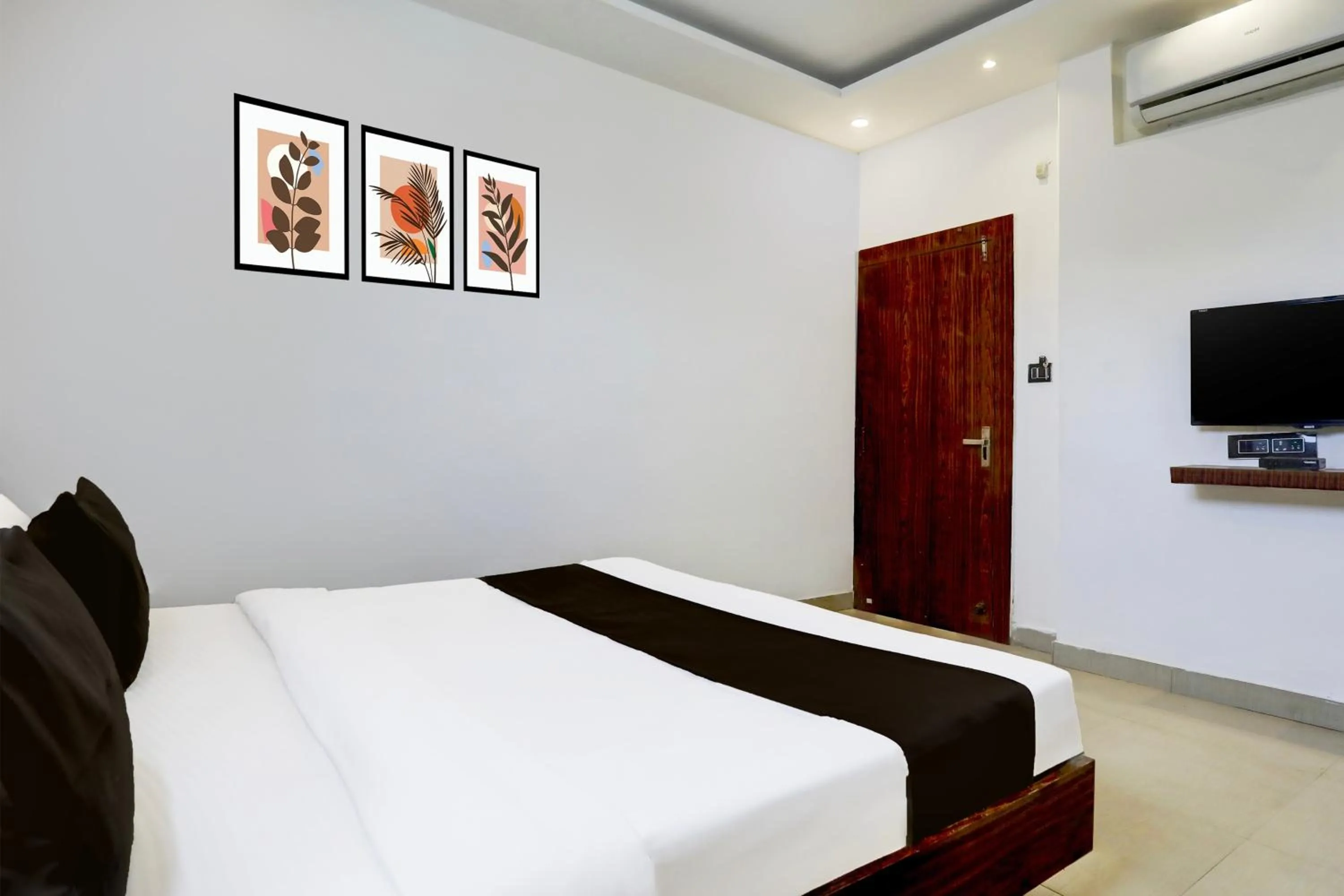 Bedroom, Bed in Super Hotel O MP Nagar Near Rachna Tower