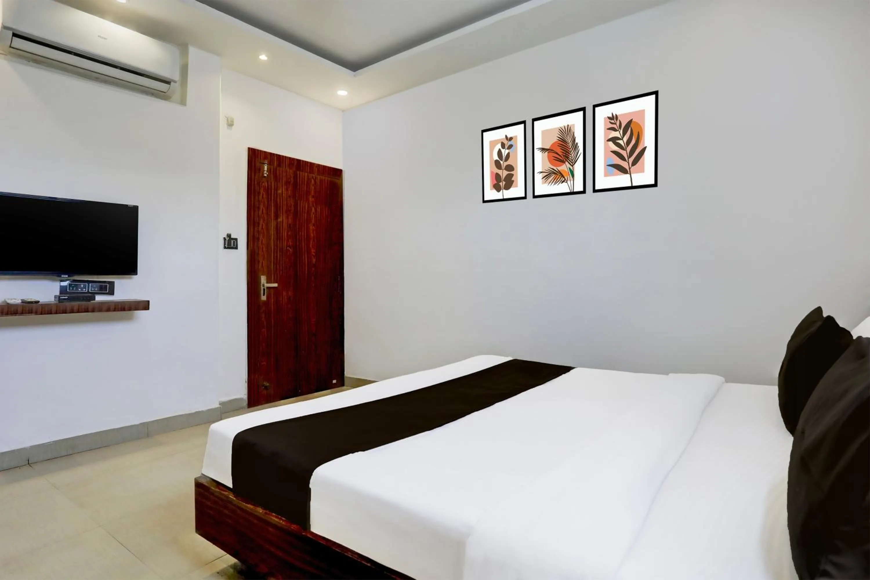 Bedroom, Bed in Hotel O MP Nagar Near Rachna Tower