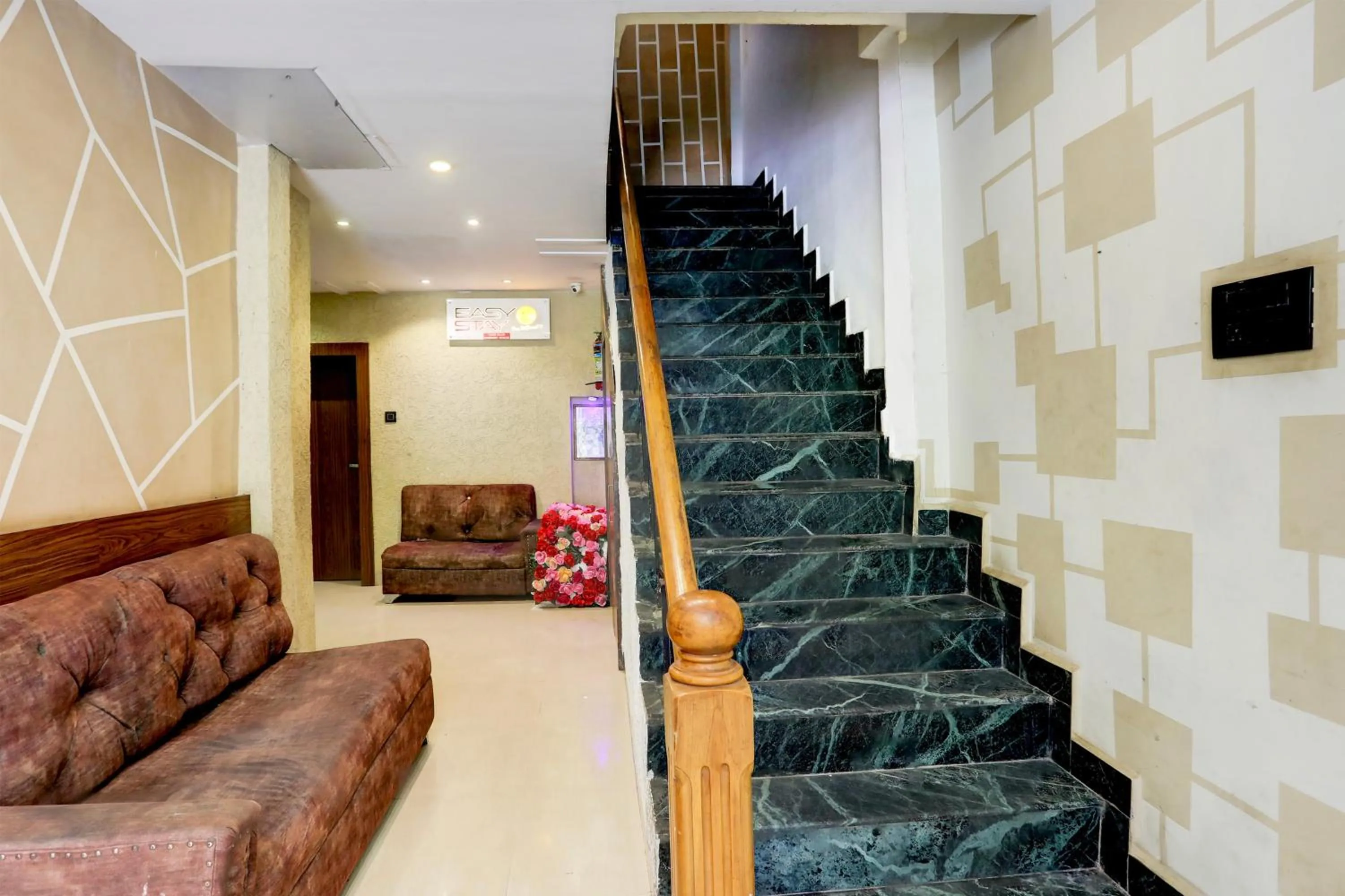 Lobby or reception in Super Hotel O MP Nagar Near Rachna Tower
