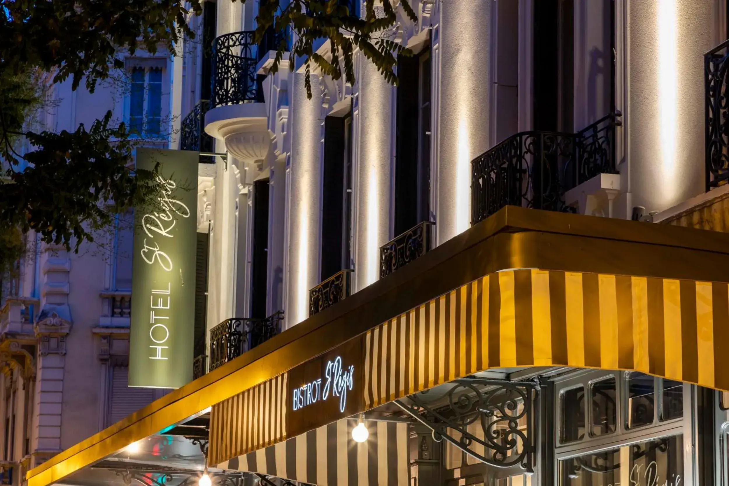 Facade/entrance in Hotel Saint Regis Facade/entrance in Hotel Saint Regis