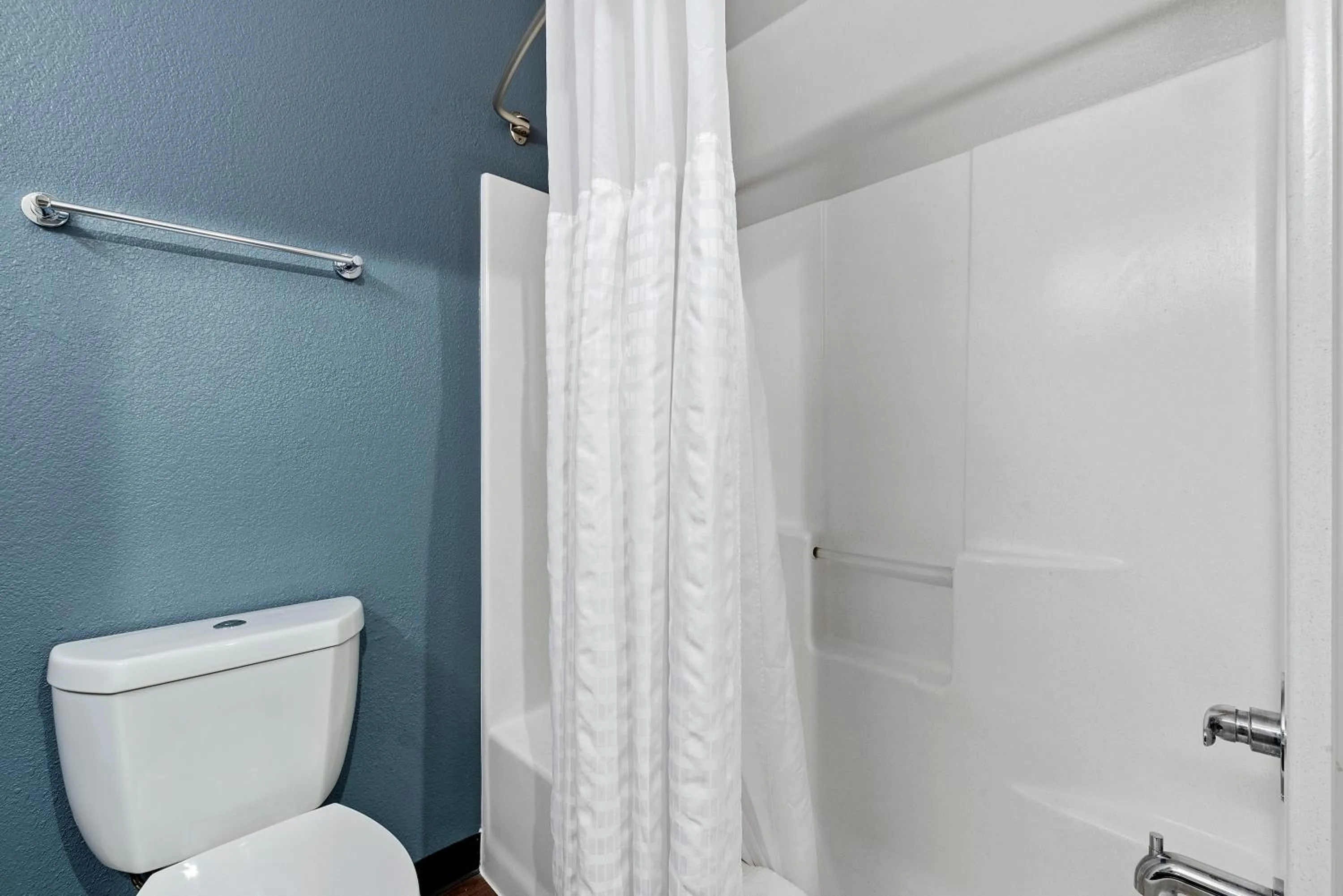Shower in Extended Stay America Suites - Fremont - Newark