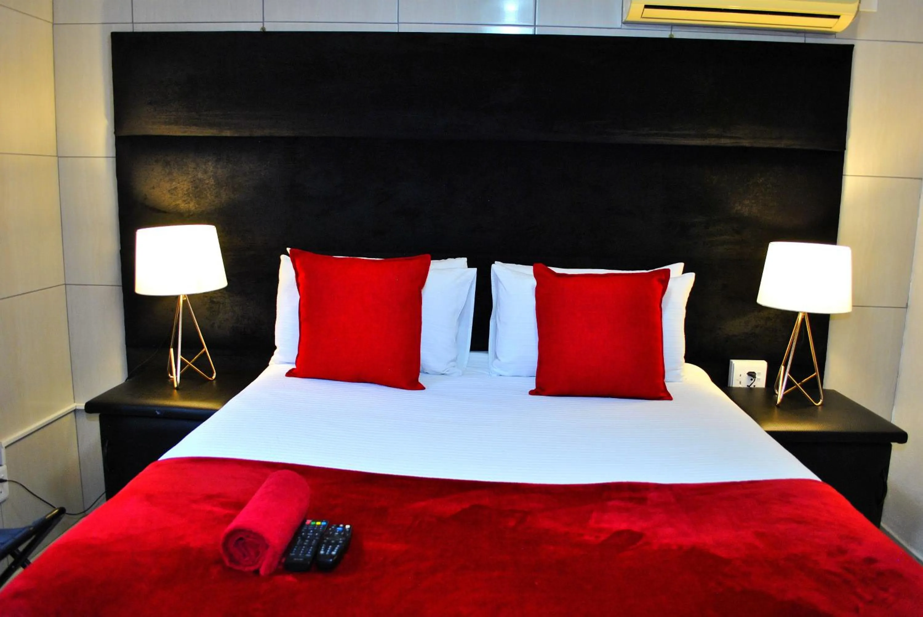 air conditioner, Bed in Lapologa Bed & Breakfast