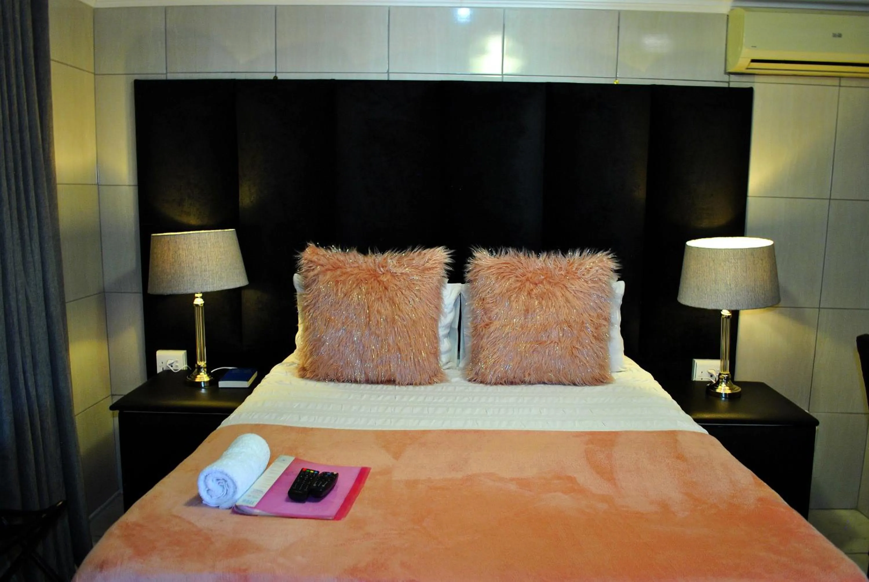 Bedroom, Bed in Lapologa Bed & Breakfast