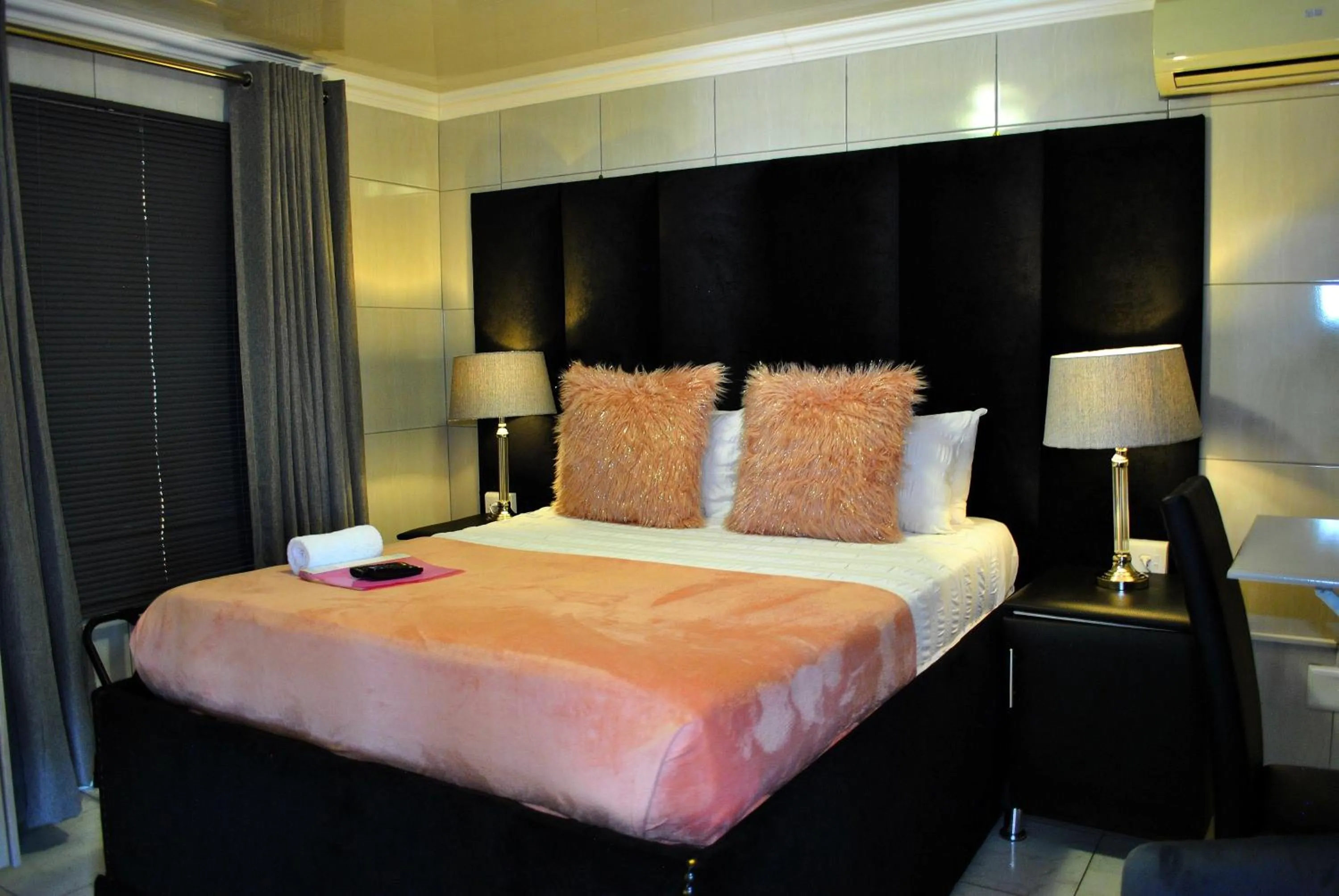 Photo of the whole room, Bed in Lapologa Bed & Breakfast