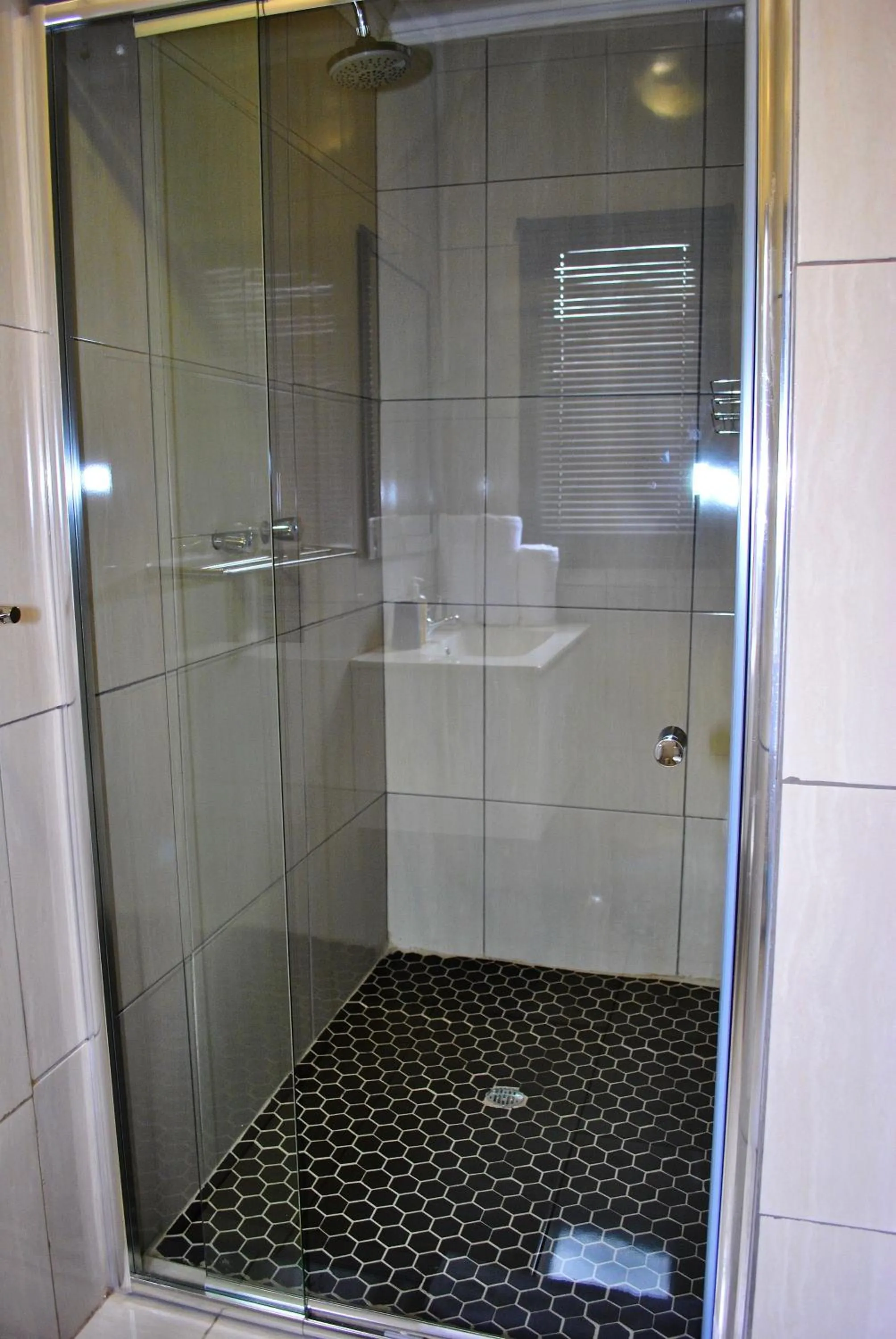 Shower in Lapologa Bed & Breakfast