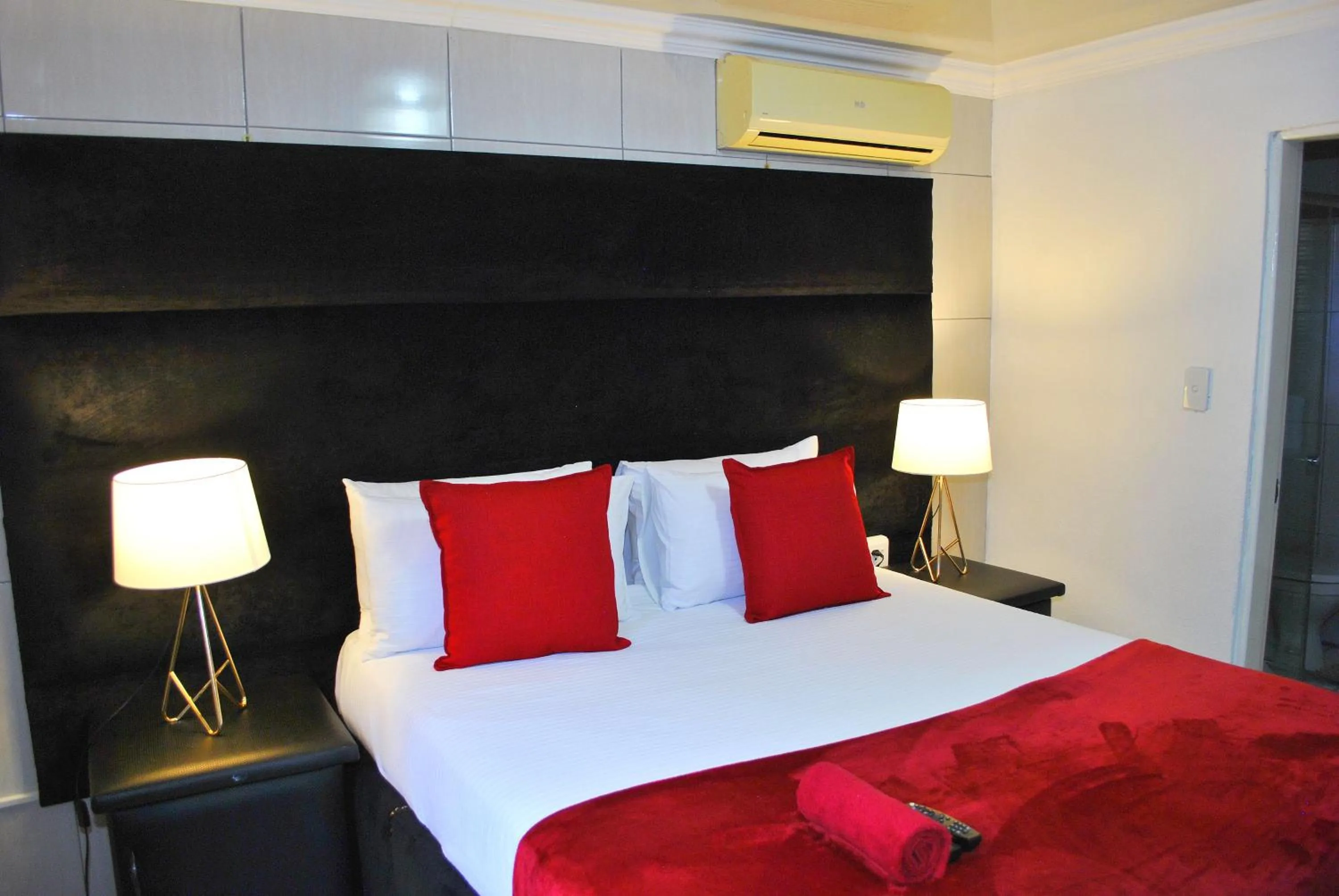 air conditioner, Bed in Lapologa Bed & Breakfast