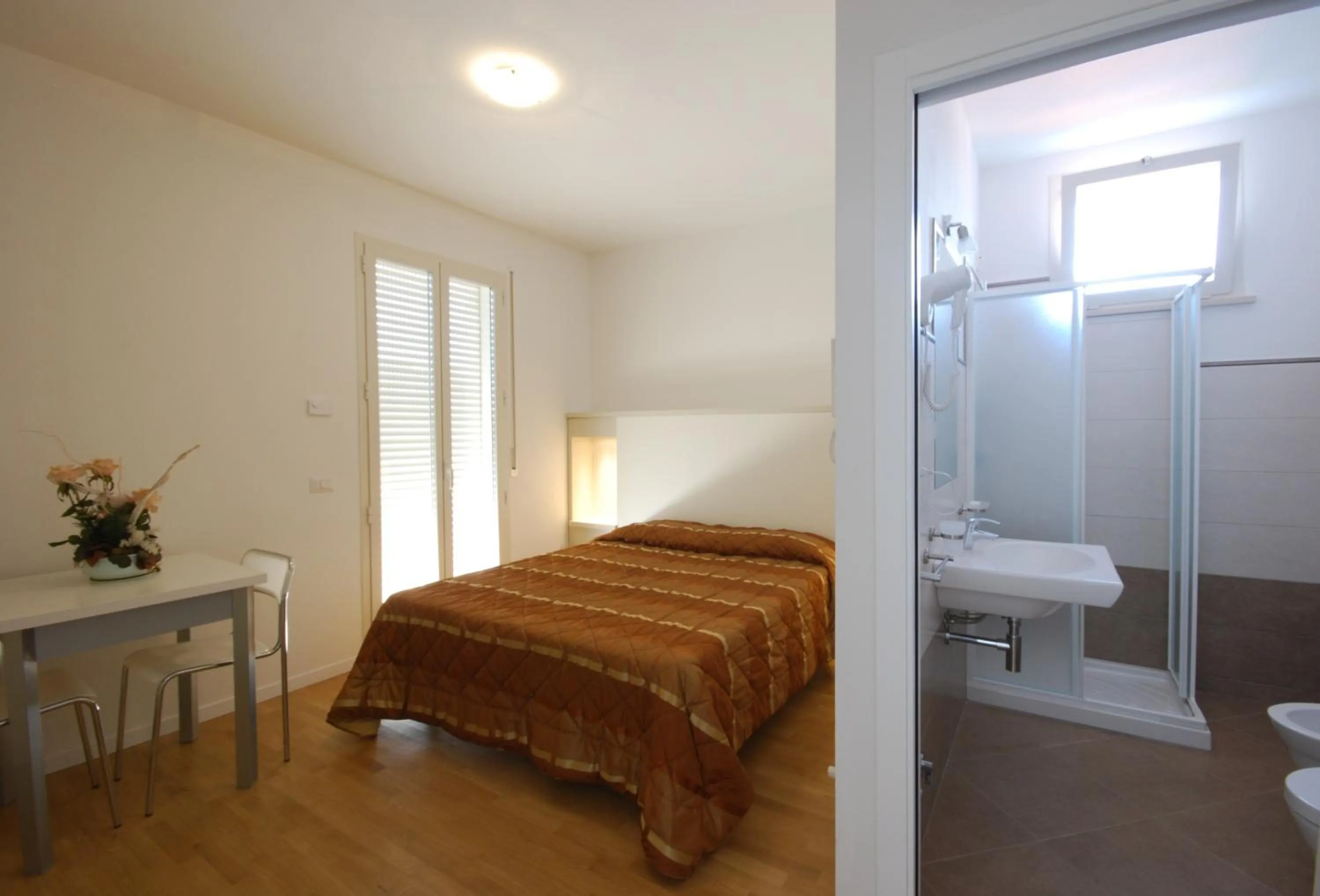 Shower, Bed in Amadei Hotel Figaro & Apartments