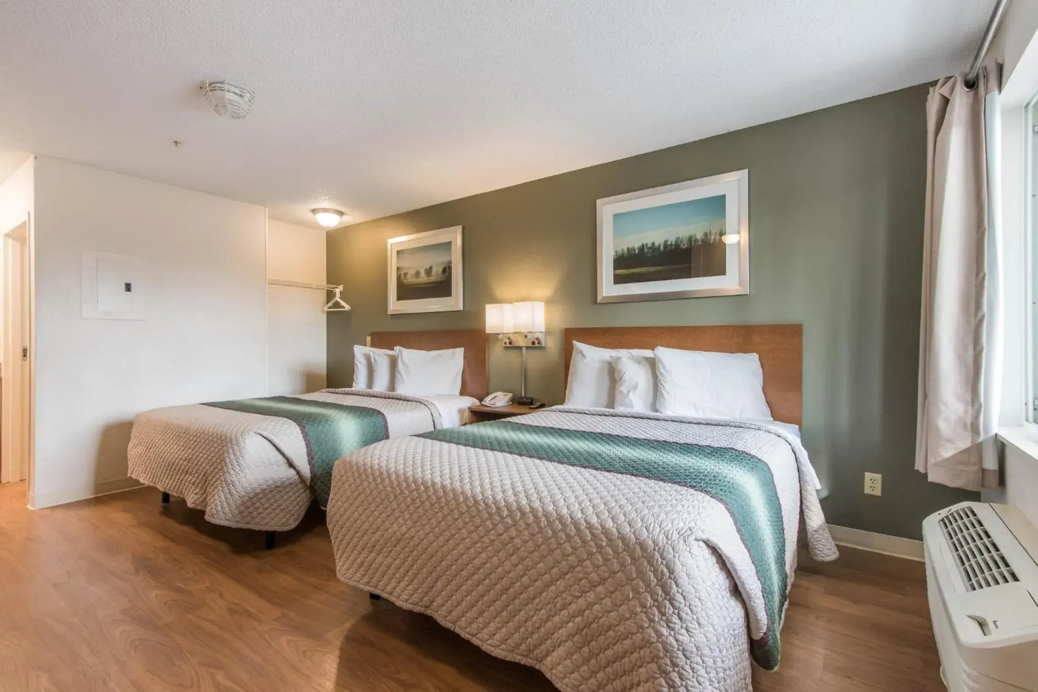 Photo of the whole room, Bed in HomeTowne Studios by Red Roof Fort Lauderdale Photo of the whole room, Bed in HomeTowne Studios by Red Roof Fort Lauderdale