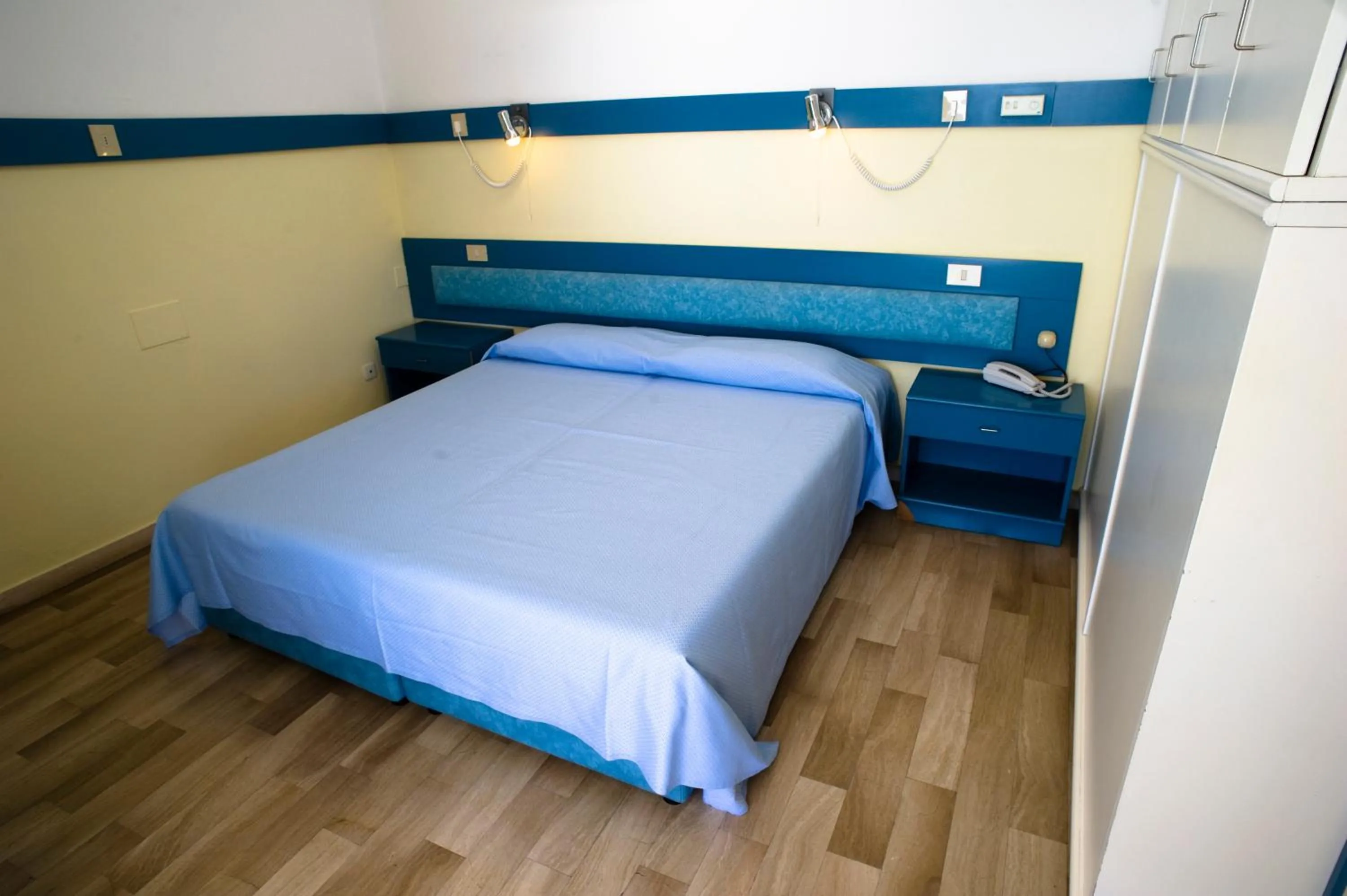 Photo of the whole room, Bed in Hotel Select