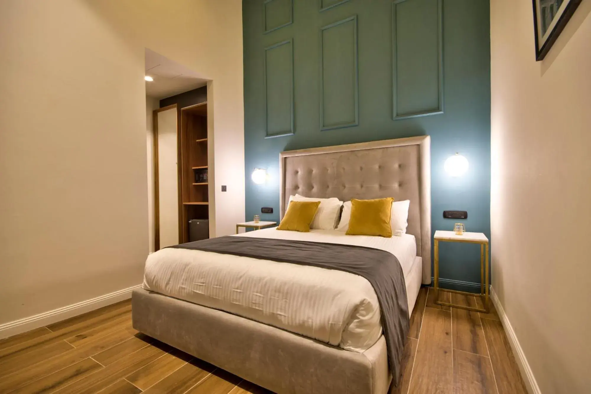 Double Room with window facing internal Courtyard 2 in 23 Boutique Hotel Double Room with window facing internal Courtyard 2 in 23 Boutique Hotel