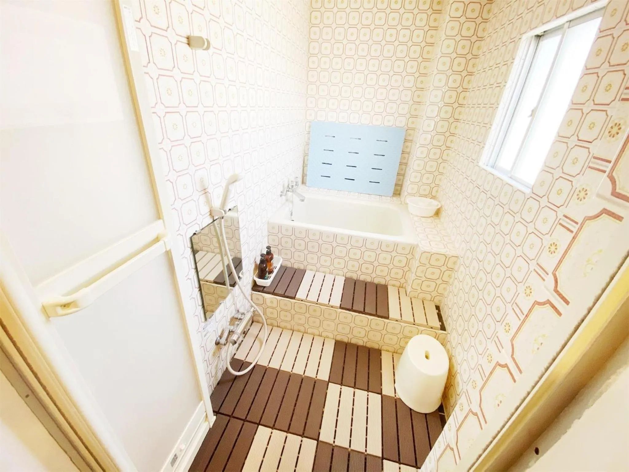 Bathroom in PetitHotel017全室ミニキッチン付きファミリルーム 飲食街中心 阿波踊り会館7分 文理 徳島大学 アスティとくしま車8分