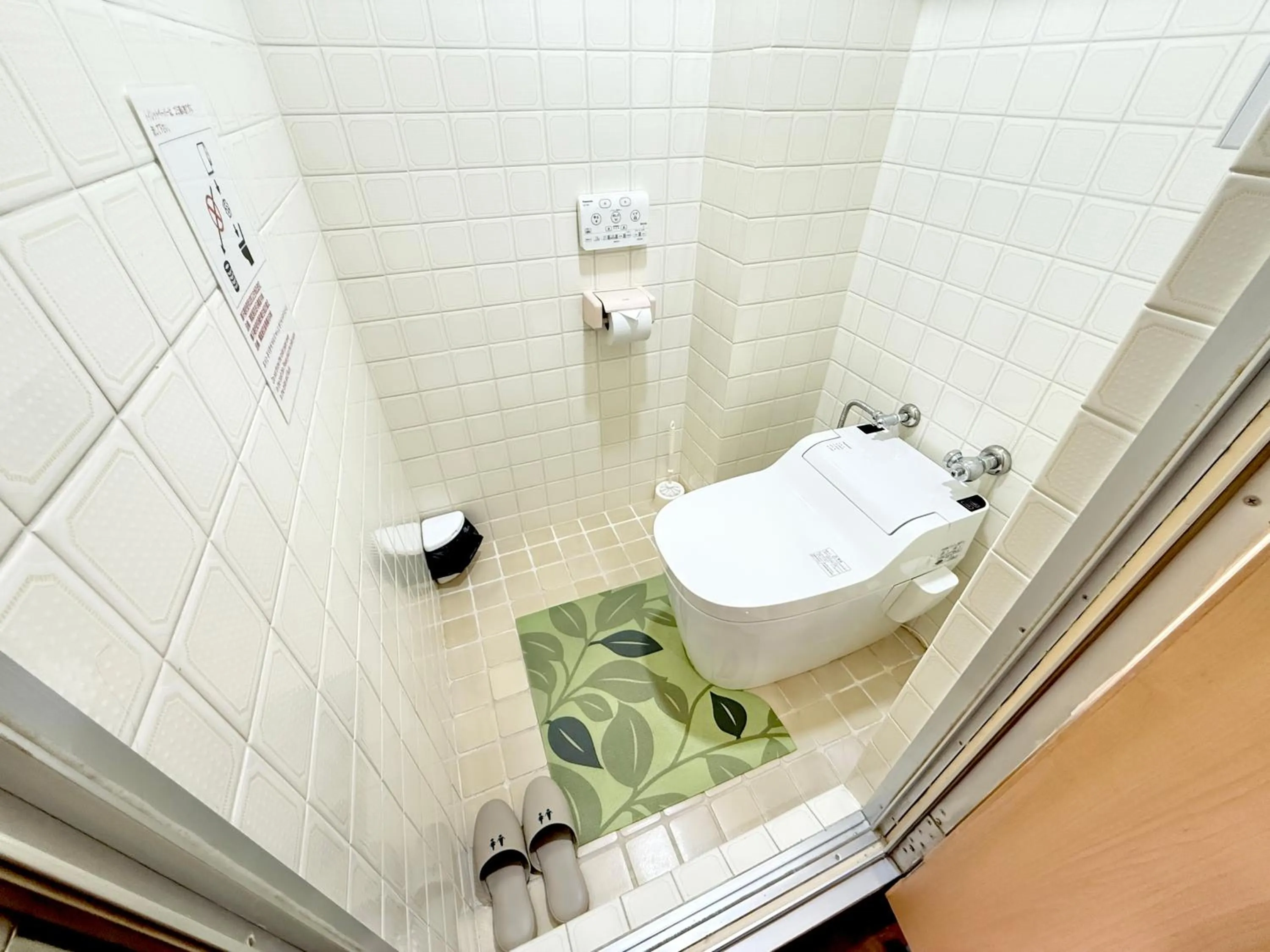 Toilet in PetitHotel017全室ミニキッチン付きファミリルーム 飲食街中心 阿波踊り会館7分 文理 徳島大学 アスティとくしま車8分