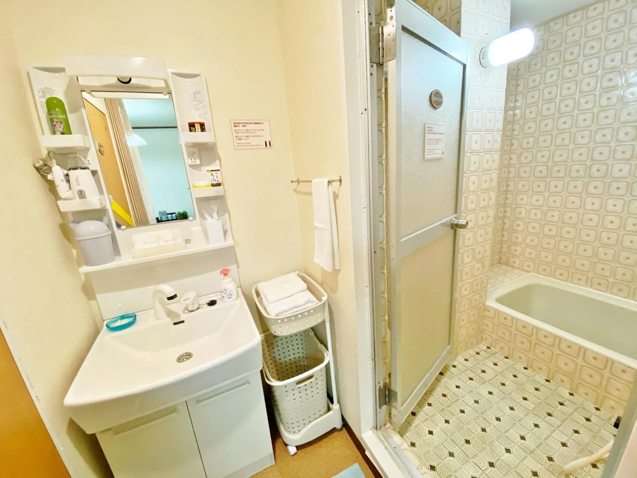 Bathroom in PetitHotel017全室ミニキッチン付きファミリルーム 飲食街中心 阿波踊り会館7分 文理 徳島大学 アスティとくしま車8分